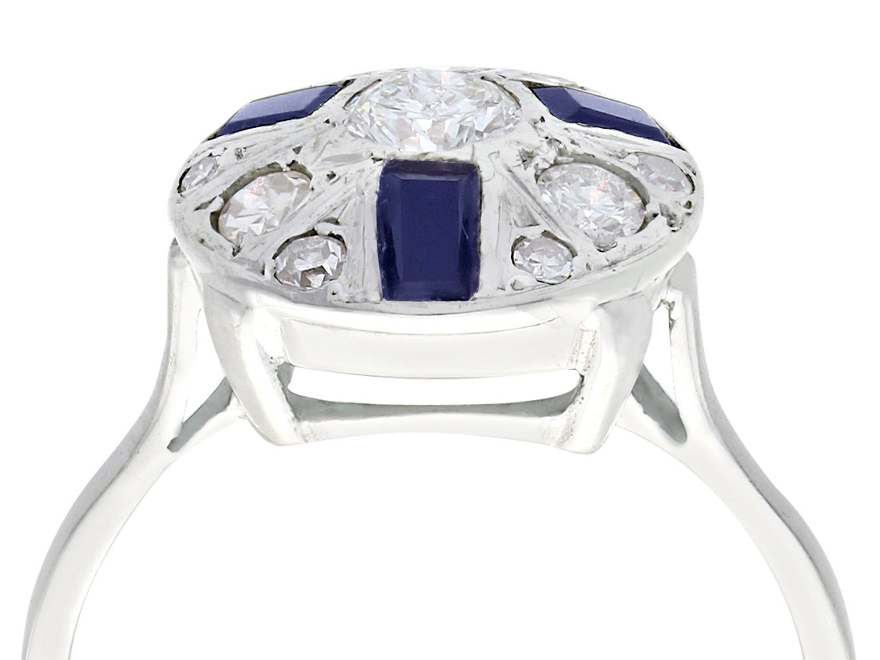 Eine feine und beeindruckende Vintage 0,55 Karat Diamanten und 0,32 Karat natürlichen blauen Saphir, 18 Karat Weißgold Art Deco-Stil Kleid Ring; Teil unserer antiken Schmuck und Estate Jewelry Collections.

Dieser feine und beeindruckende Saphir-