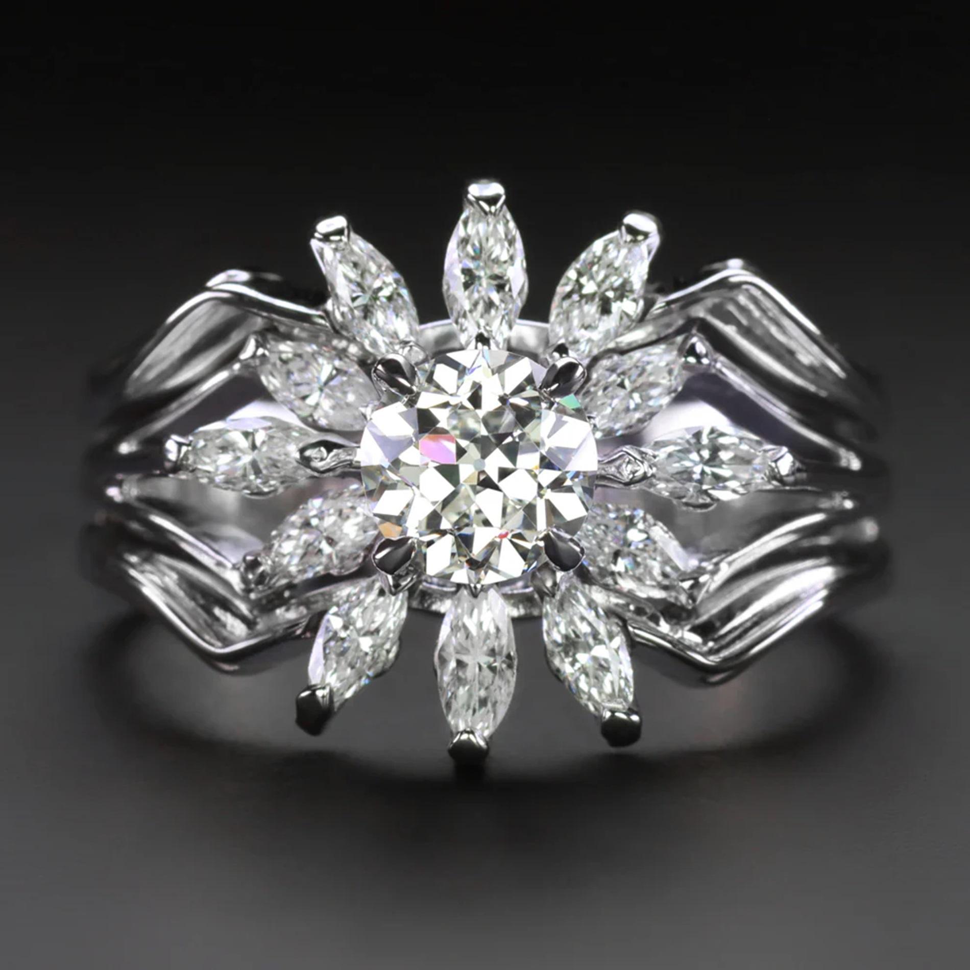 Wir präsentieren einen faszinierenden Vintage-Diamantring mit einem bezaubernden Diamanten im alten europäischen Schliff in der Mitte, der von einem Halo aus exquisiten Diamanten im Marquise-Schliff umrahmt wird.

Hervorzuhebende Merkmale sind:

Ein