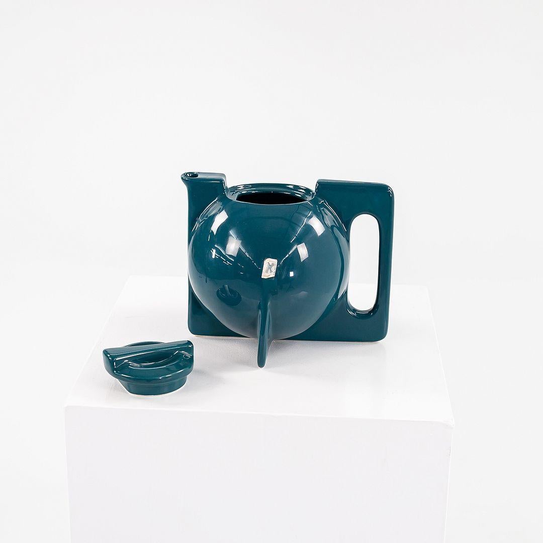1940s Vintage Era Keramik Bauhaus Tea Pot in Peacock Blue Glazed Ceramic (théière en céramique émaillée bleu paon) en vente 4