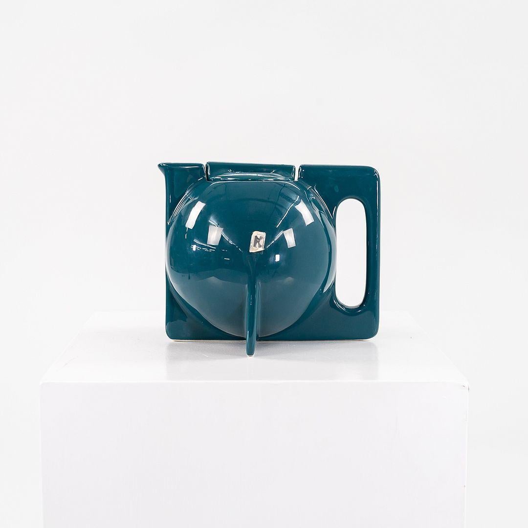 Moderne 1940s Vintage Era Keramik Bauhaus Tea Pot in Peacock Blue Glazed Ceramic (théière en céramique émaillée bleu paon) en vente