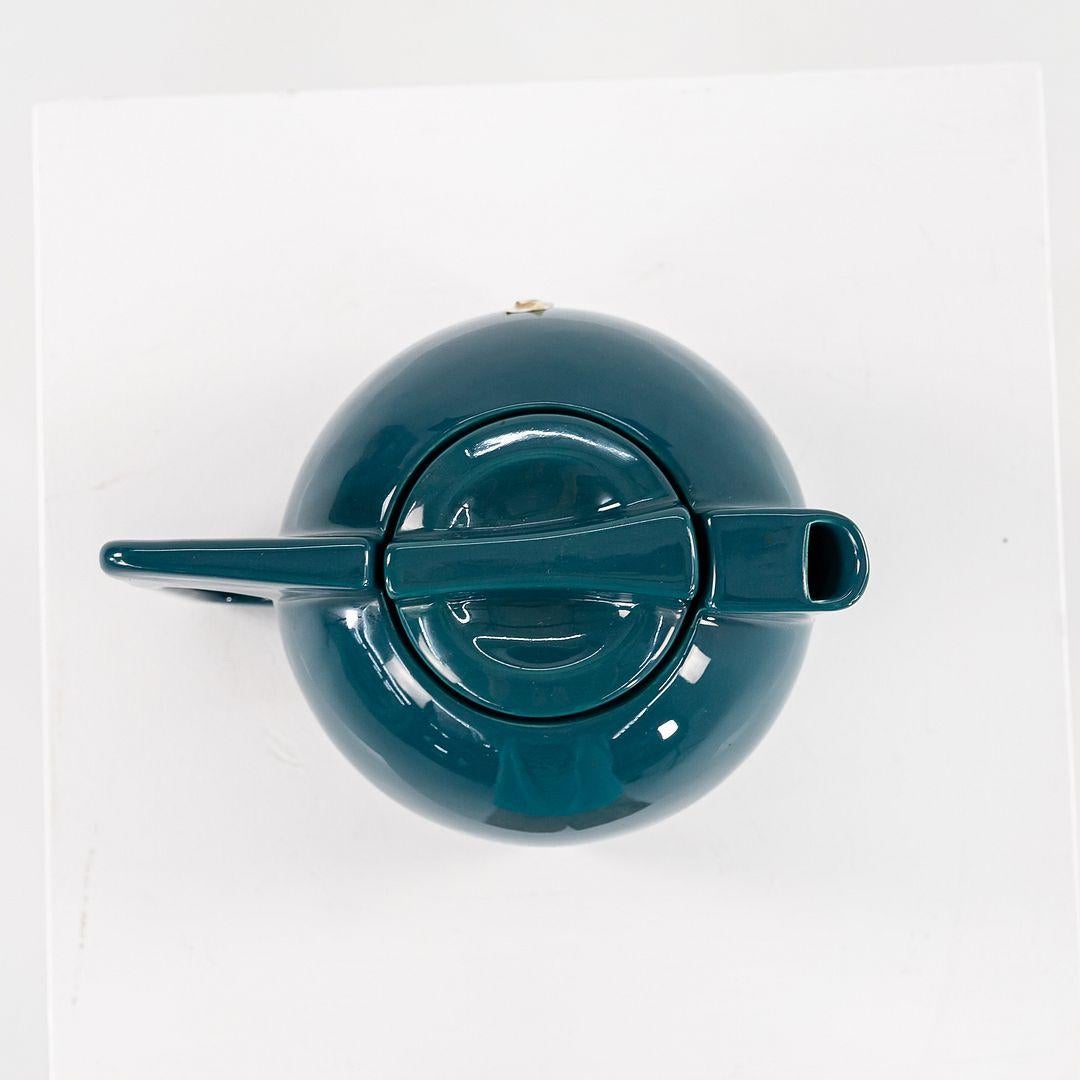 Suisse 1940s Vintage Era Keramik Bauhaus Tea Pot in Peacock Blue Glazed Ceramic (théière en céramique émaillée bleu paon) en vente