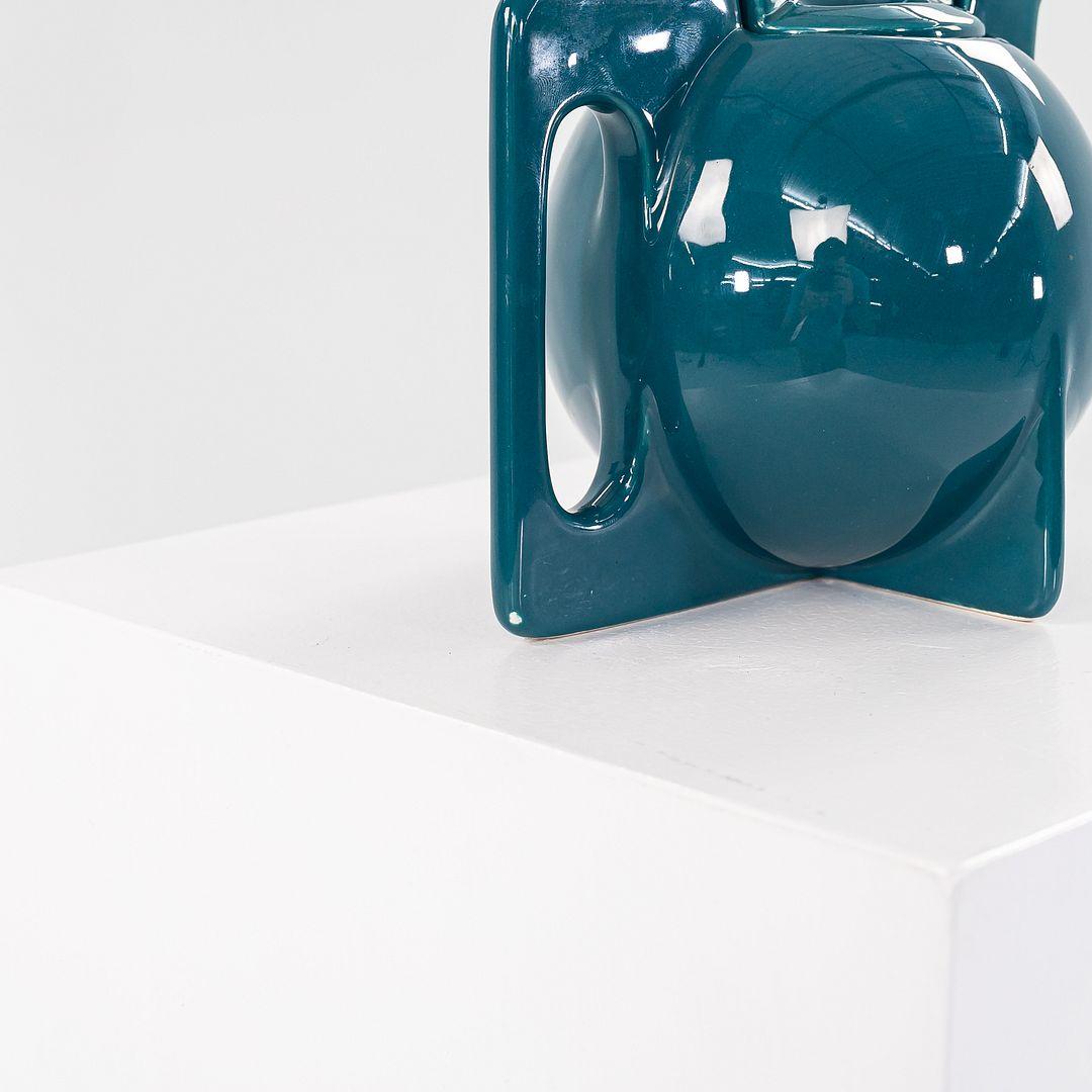 1940s Vintage Era Keramik Bauhaus Tea Pot in Peacock Blue Glazed Ceramic (théière en céramique émaillée bleu paon) Bon état - En vente à Philadelphia, PA