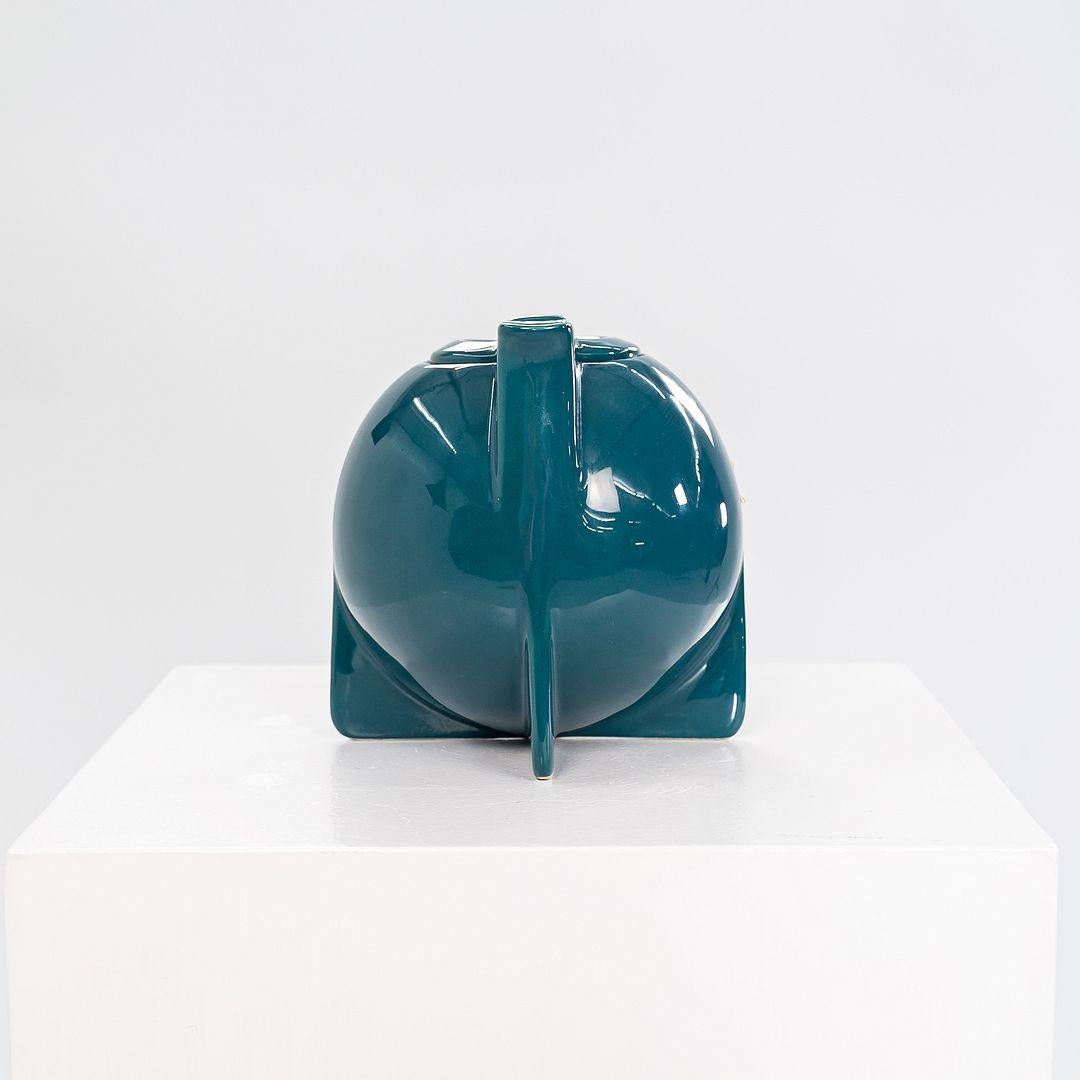 Céramique 1940s Vintage Era Keramik Bauhaus Tea Pot in Peacock Blue Glazed Ceramic (théière en céramique émaillée bleu paon) en vente