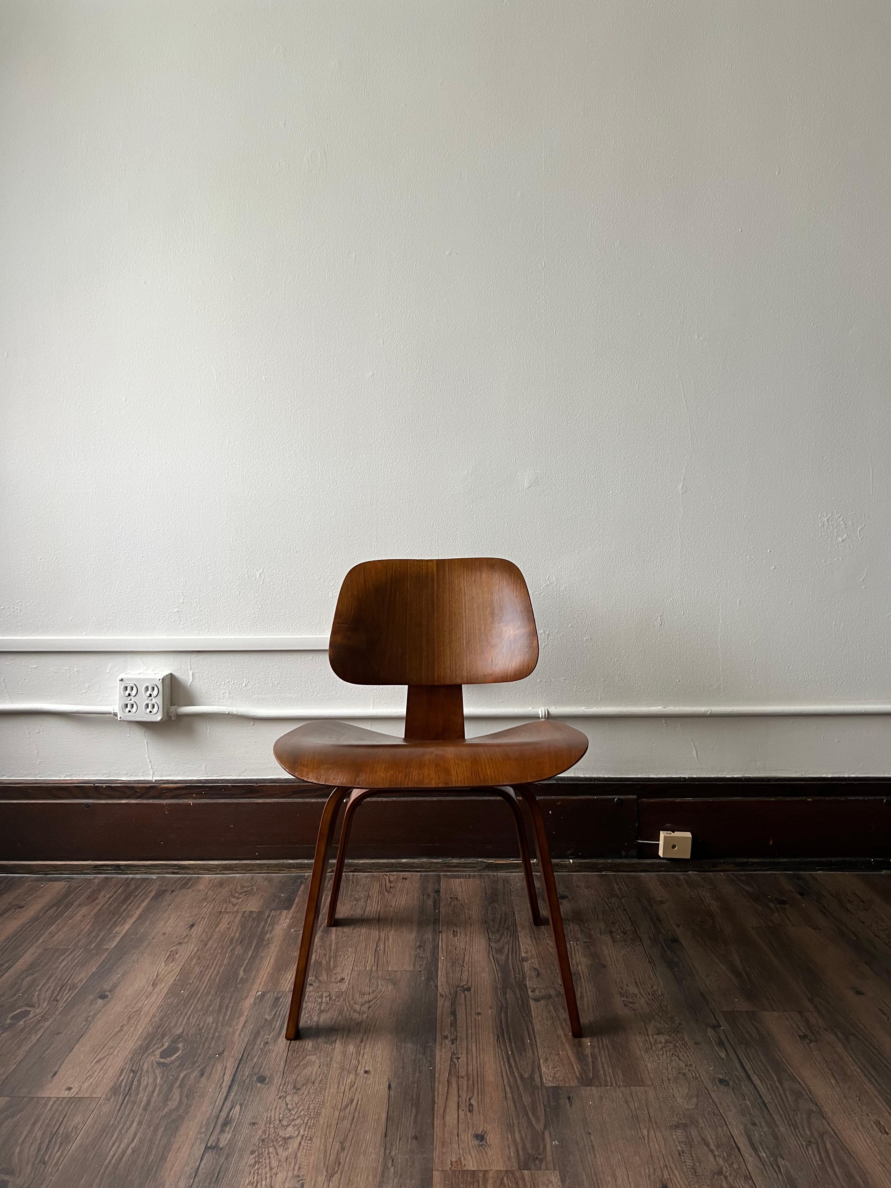 Der erste Stuhl von Charles und Ray Eames, der DCW, veränderte den Modernismus der Jahrhundertmitte für immer. Dieses Exemplar aus Asche ist unmarkiert, hat aber das 5-2-5-Schraubenmuster, das dokumentiert und bekanntlich von Evans Products