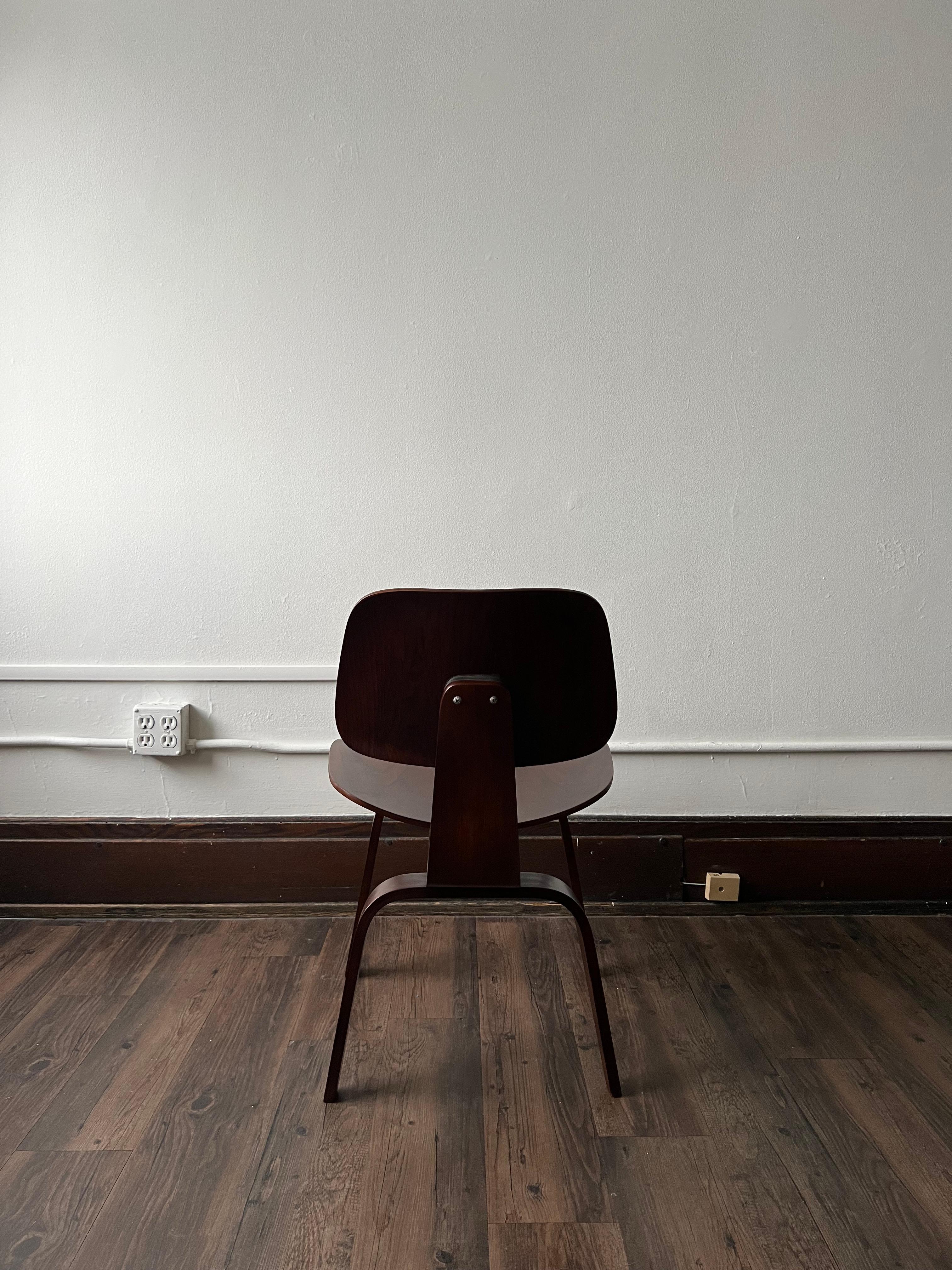 1940s Vintage Evans Herman Miller Eames Rosewood Dcw 5-2-5 Chair In Good Condition In Saint Paul, MN