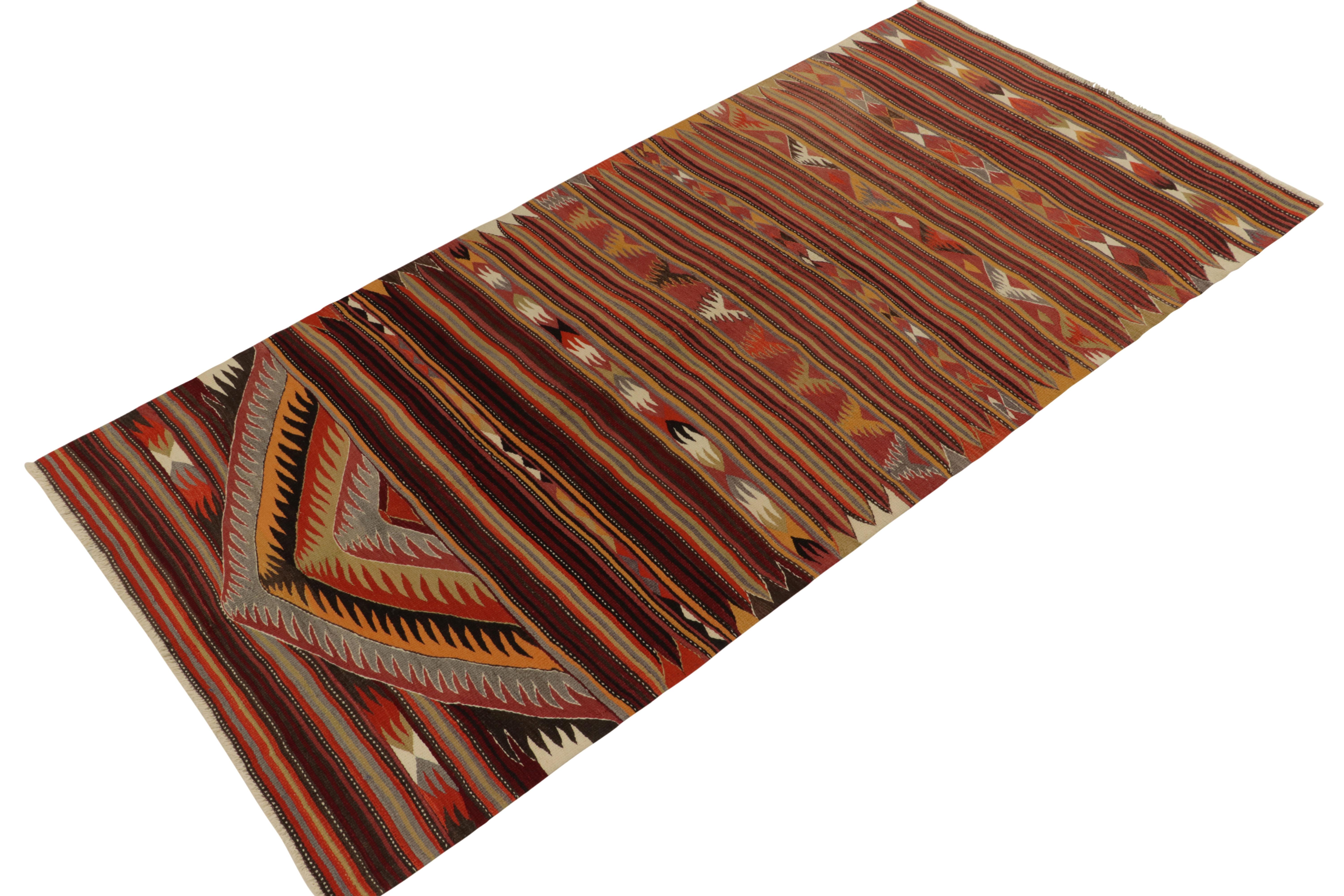 Dieser aus der Türkei stammende Kelimteppich aus der Mitte des vergangenen Jahrhunderts (ca. 1940) ergänzt die Auswahl an Vintage-Flachgeweben von Rug & Kilim. Das Design schwelgt in einem verführerischen Farbspiel aus Karminrot mit lebhaften