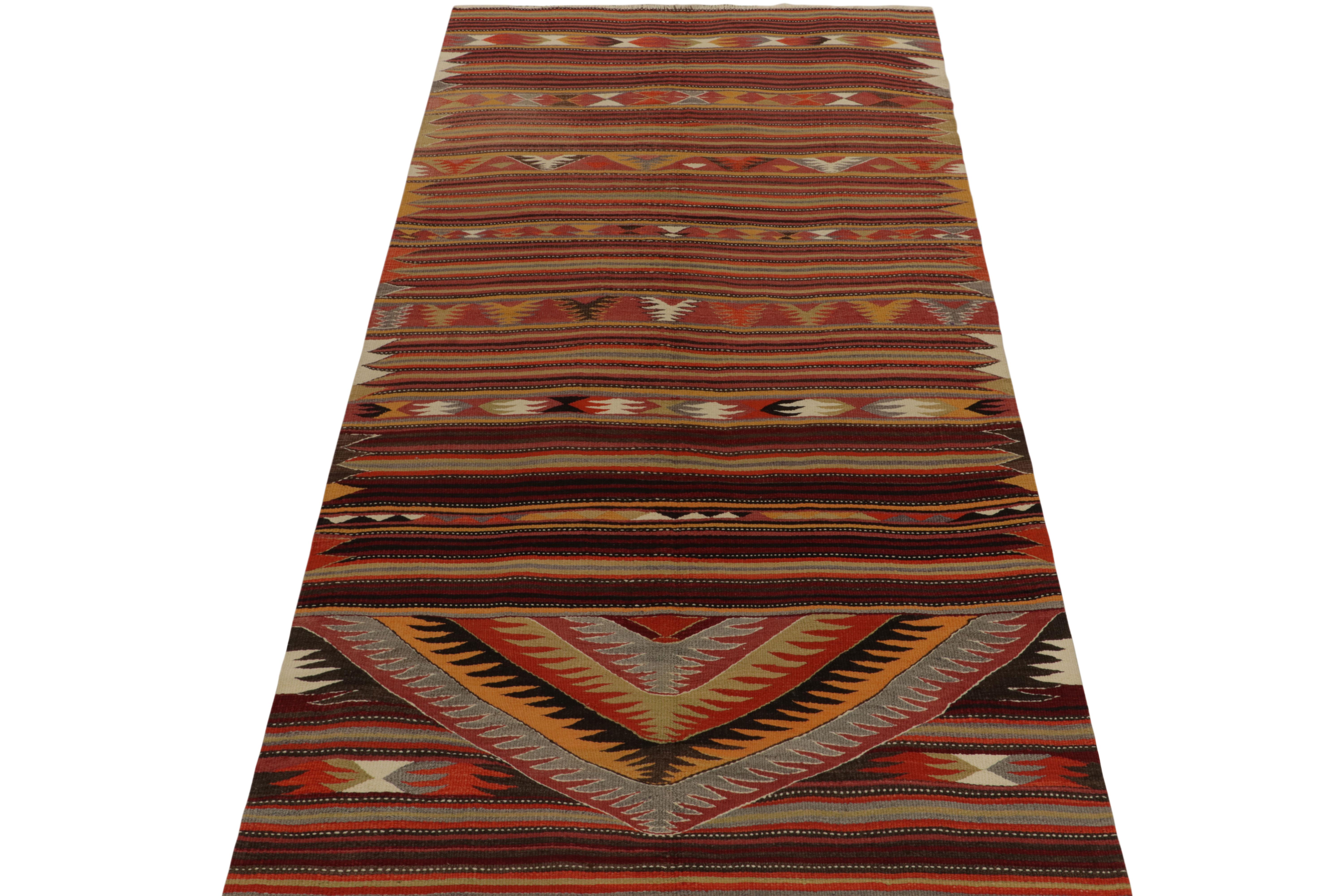 1940er Jahre Vintage-Kelim in Rot mit mehrfarbigen geometrischen Mustern von Teppich & Kelim (Stammeskunst) im Angebot