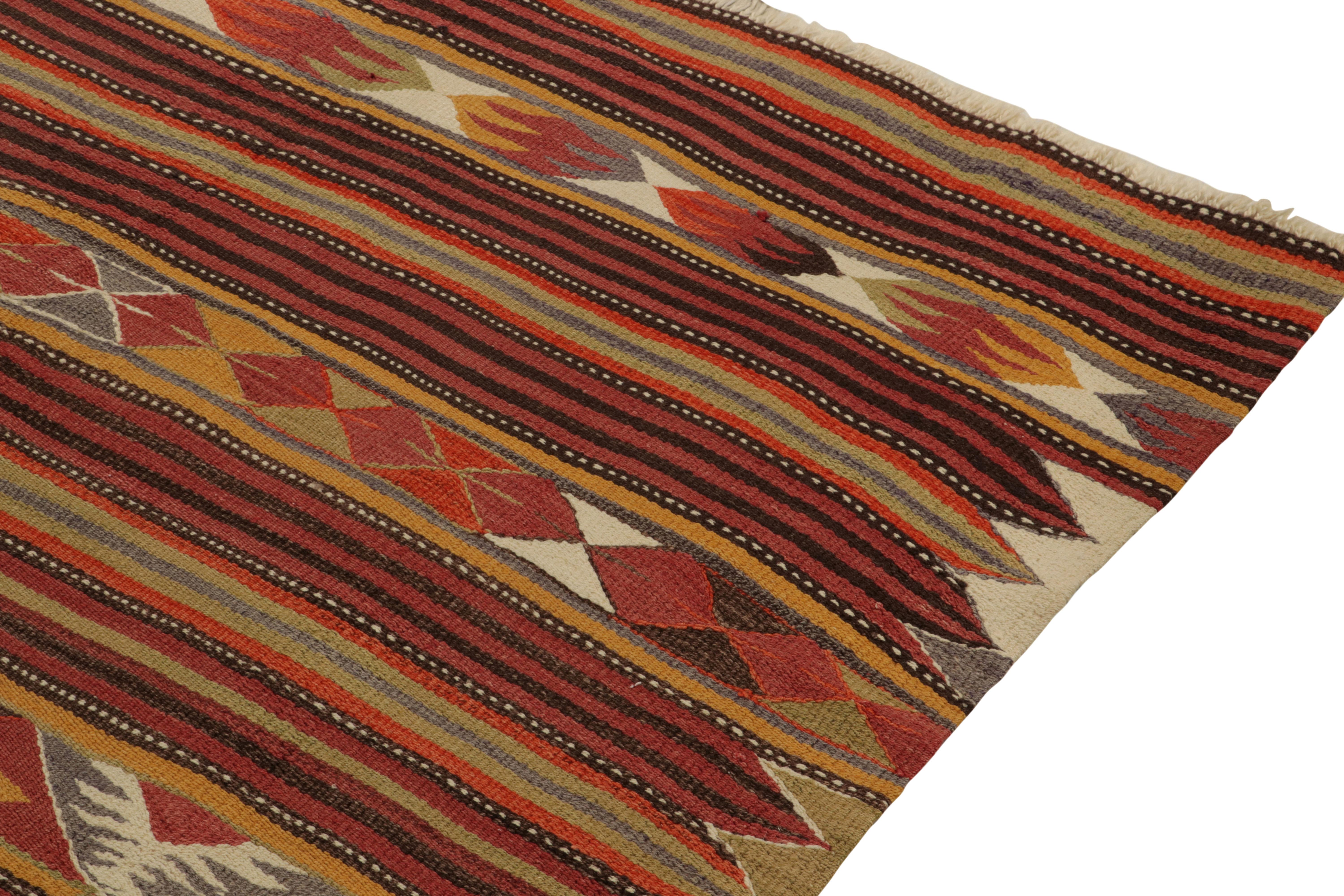 1940er Jahre Vintage-Kelim in Rot mit mehrfarbigen geometrischen Mustern von Teppich & Kelim (Handgewebt) im Angebot