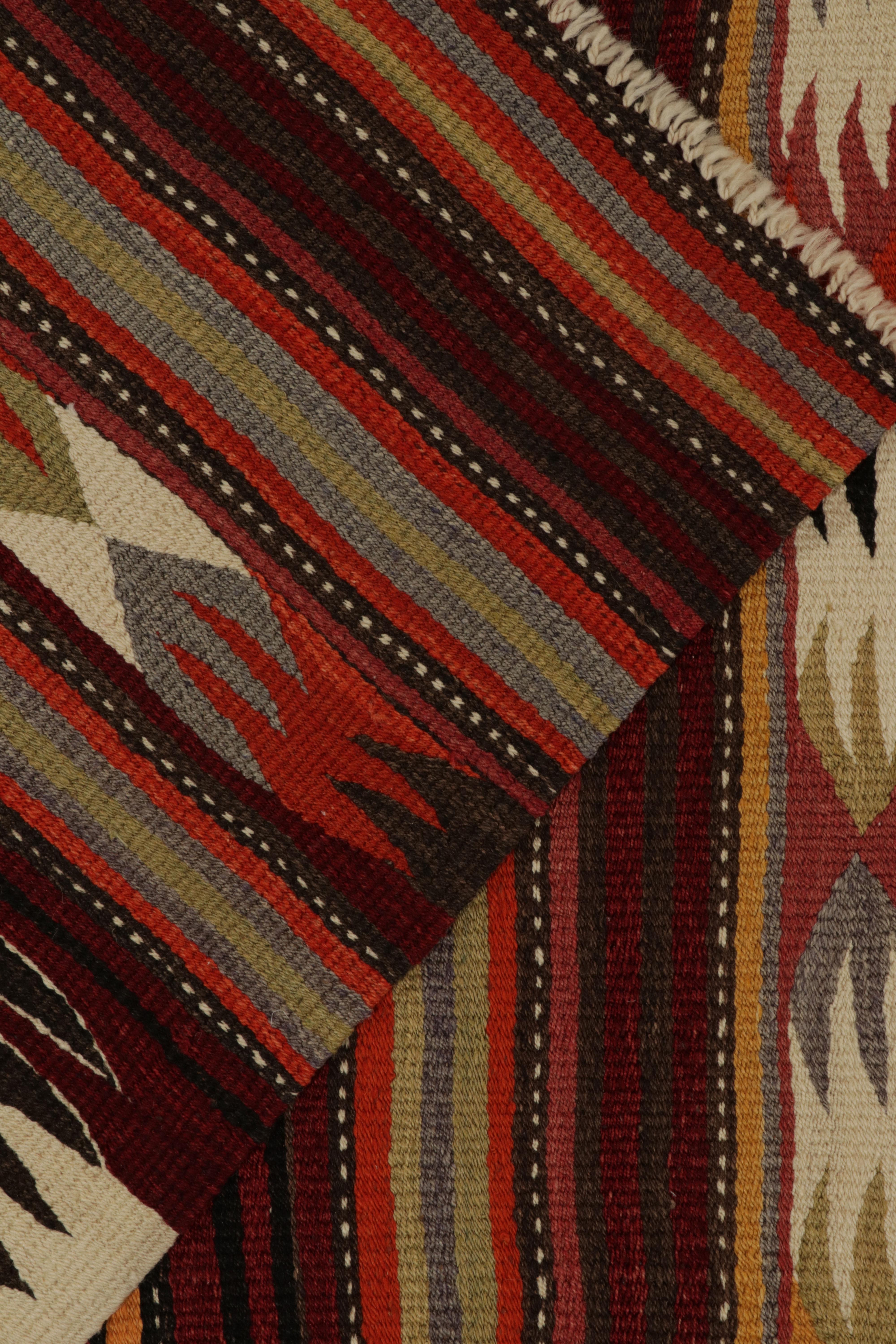 1940er Jahre Vintage-Kelim in Rot mit mehrfarbigen geometrischen Mustern von Teppich & Kelim im Zustand „Gut“ im Angebot in Long Island City, NY