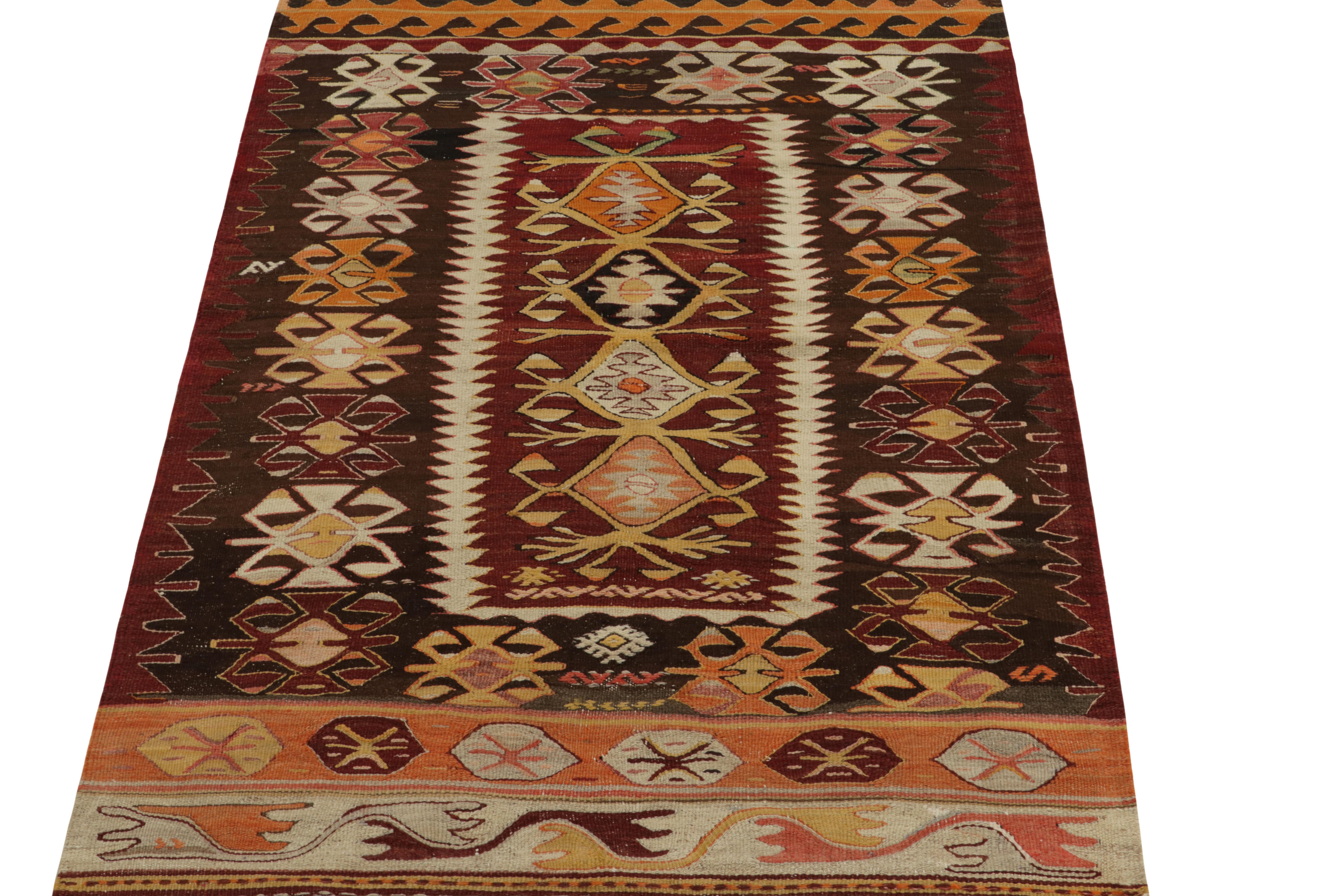 Dieser handgewebte 3x5-Kilim aus Wolle (ca. 1940-1950) aus der Region Konya in der Türkei zeigt eine interessante Abweichung vom traditionellen Design und der Farbgebung. Dieses besondere Stück aus der Mitte des Jahrhunderts erfreut sich einer