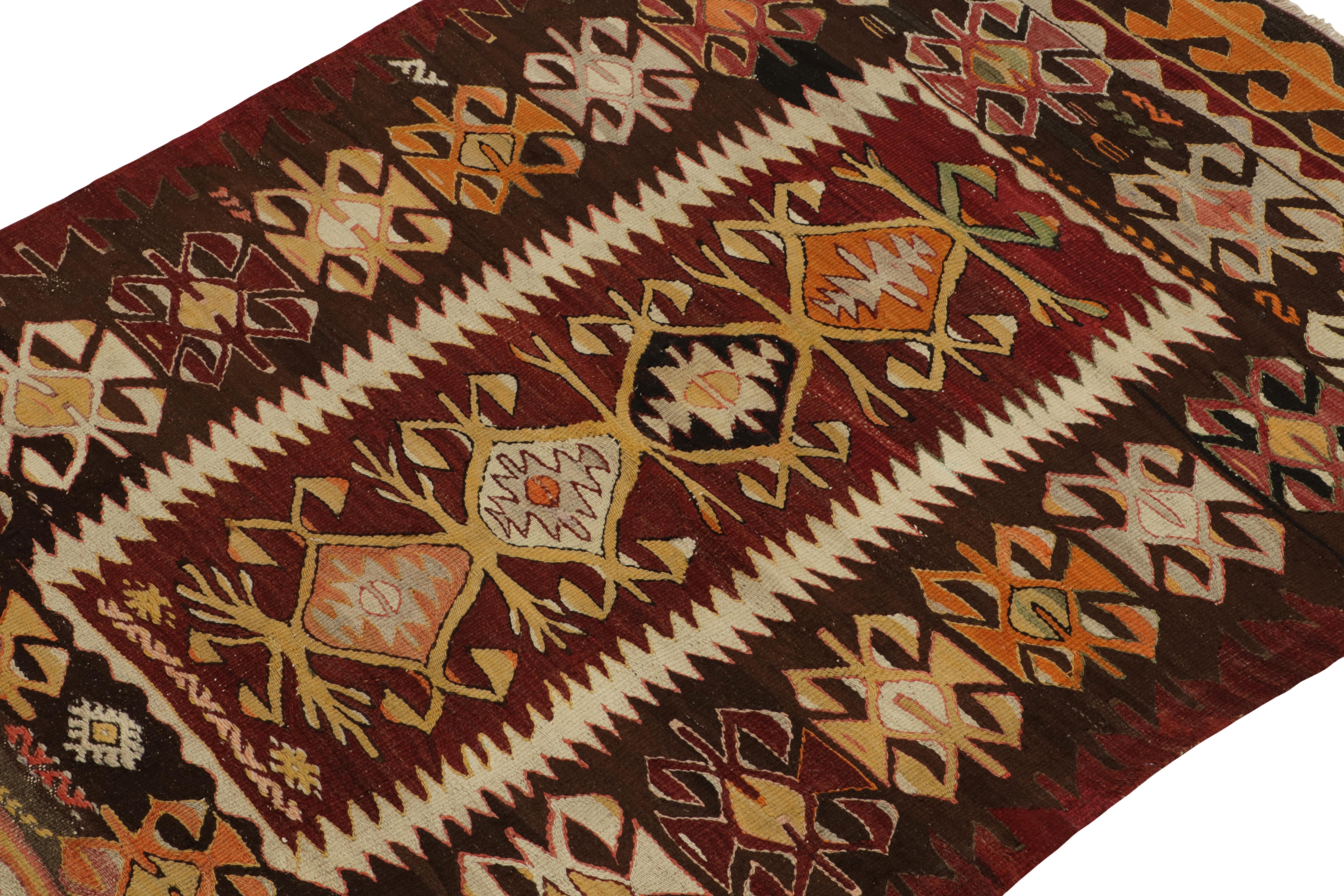 1940er Jahre Vintage Konya-Kelim in Rot und Beige-Braun mit Stammesmuster von Teppich & Kelim (Stammeskunst) im Angebot