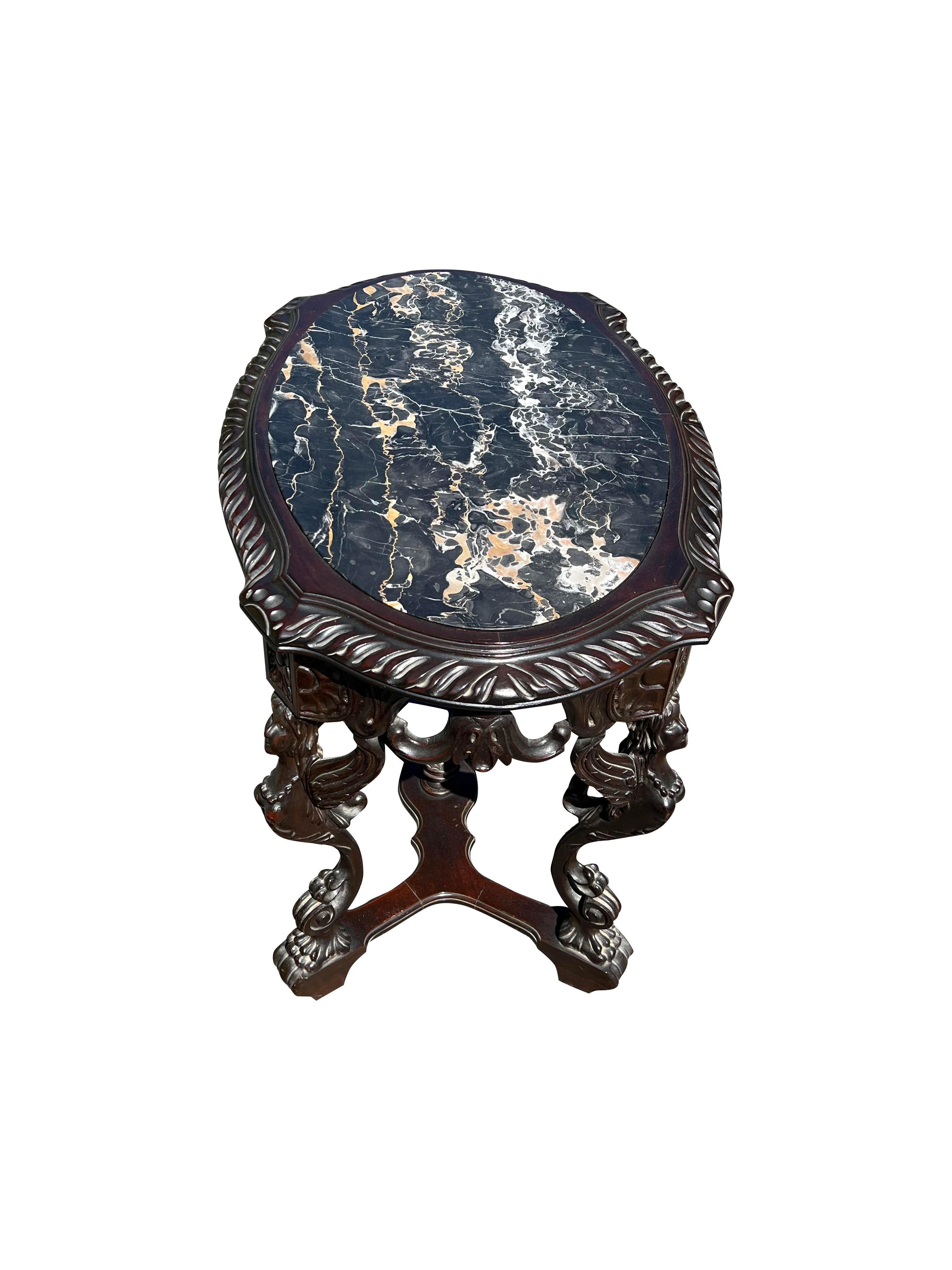 Metà XX secolo Tavolo con piano in marmo vintage degli anni '40 con angeli intagliati e decorati
