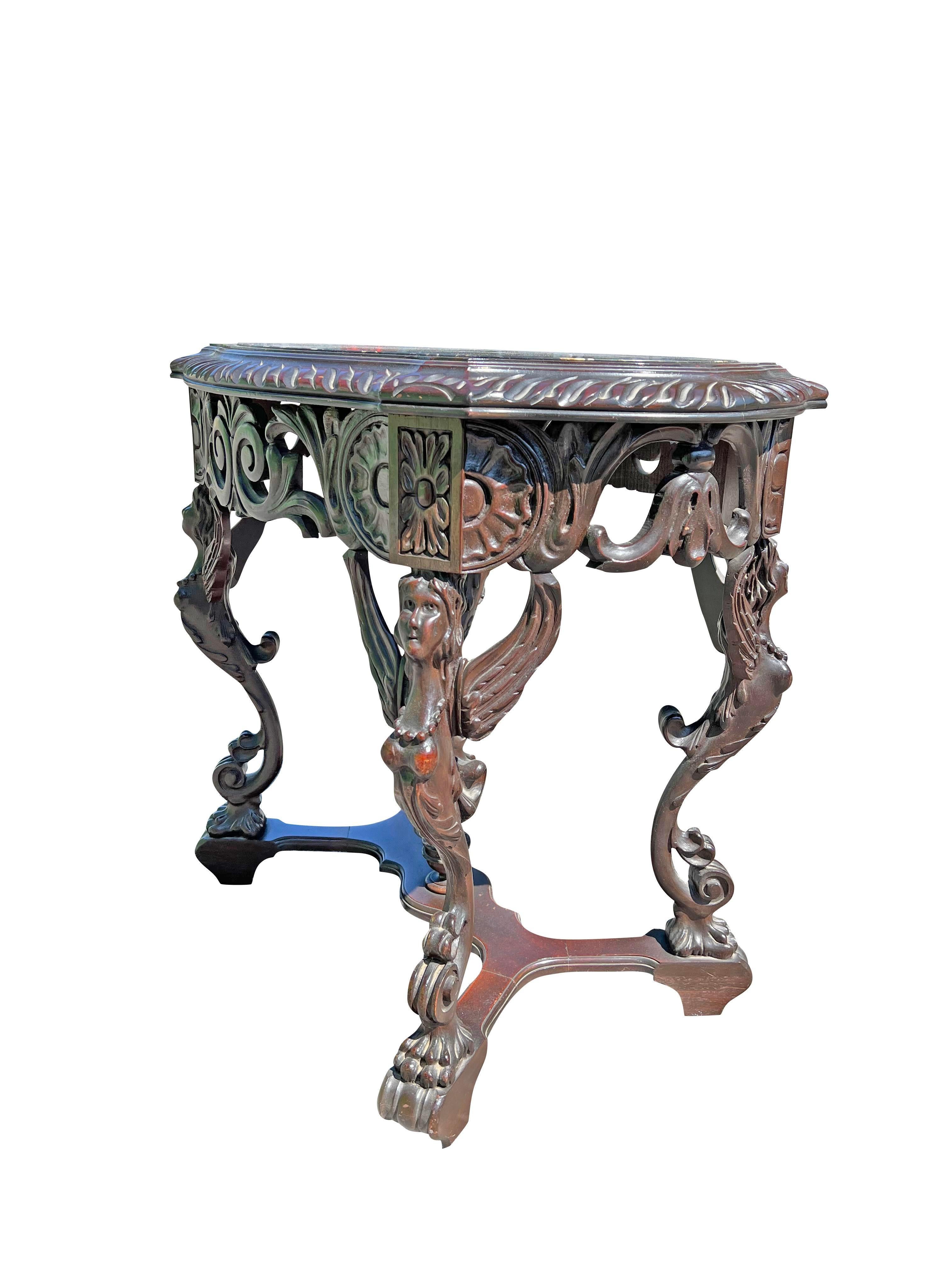 Tavolo con piano in marmo vintage degli anni '40 con angeli intagliati e decorati 1