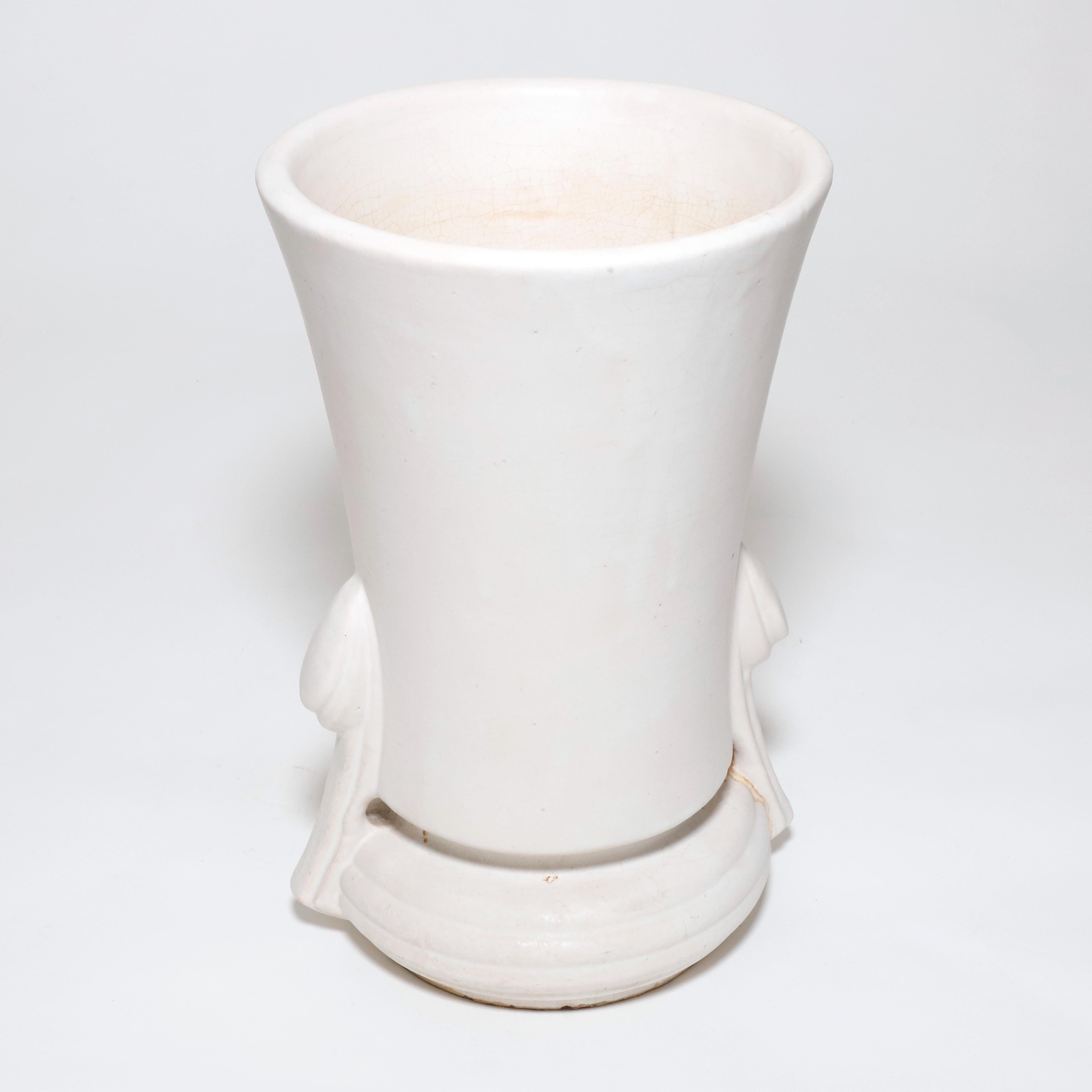 McCoy Pottery Elfenbein satin finish Glasur 12 Zoll hoch Bodenvase aus den 1940er Jahren. Abgebildet auf S. 53 in 