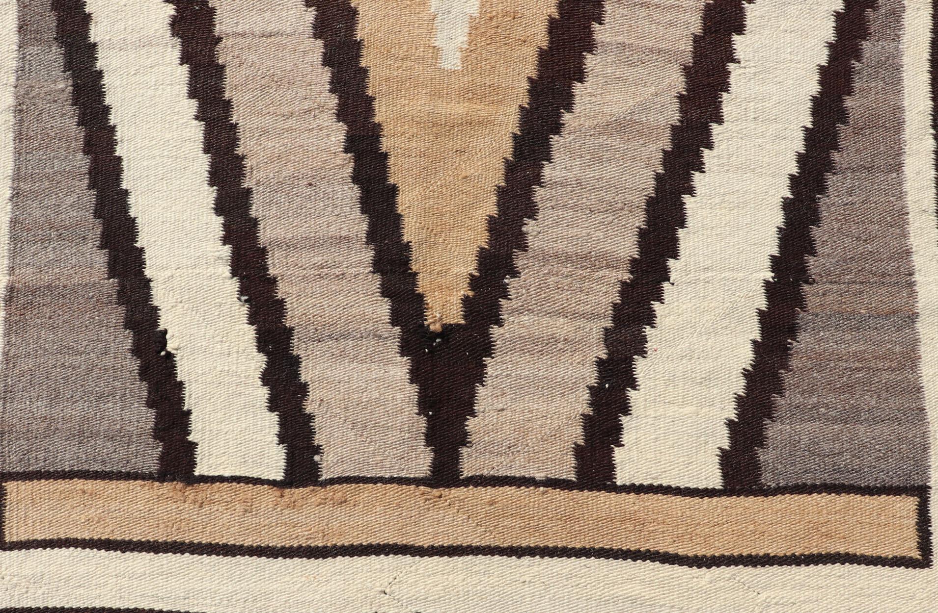 Navajo vintage de los años 40 con diseño tribal de diamantes en tonos terrosos. 

Medidas: 3'7 x 5'
 
Navajo americano con diseño geométrico de rombos en caléndula, marrón, negro y marfil. Keivan Woven Arts / alfombra X23-0105, país de origen /