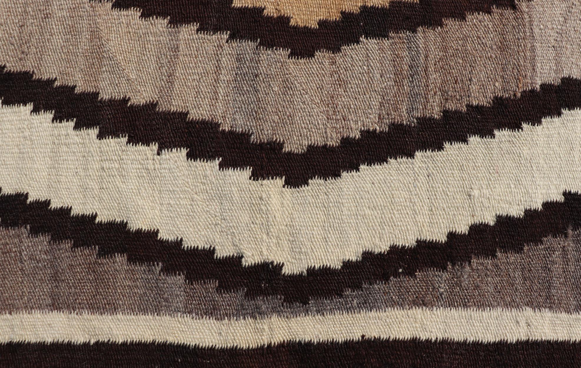 Kilim Navajo Vintage de los años 40 con diseño tribal de diamantes en tonos terrosos Estadounidense en venta