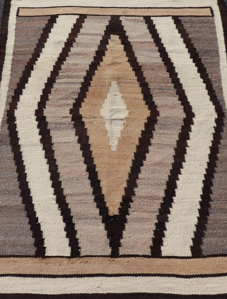 Kilim Navajo Vintage de los años 40 con diseño tribal de diamantes en tonos terrosos en venta 2