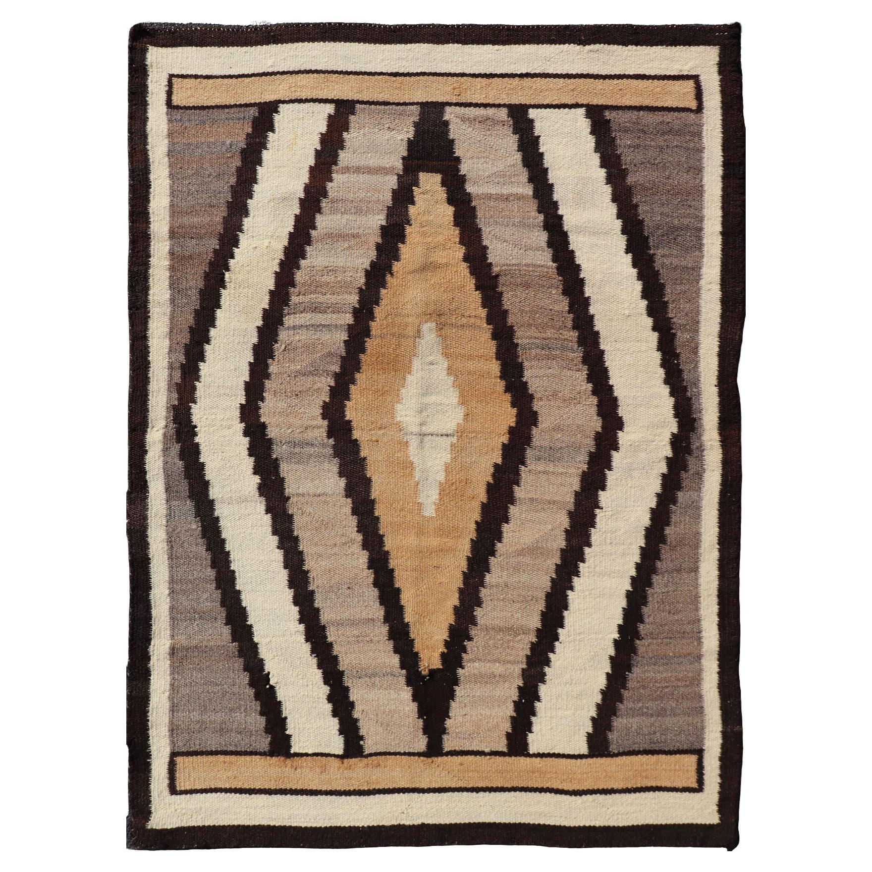 Kilim Navajo Vintage de los años 40 con diseño tribal de diamantes en tonos terrosos