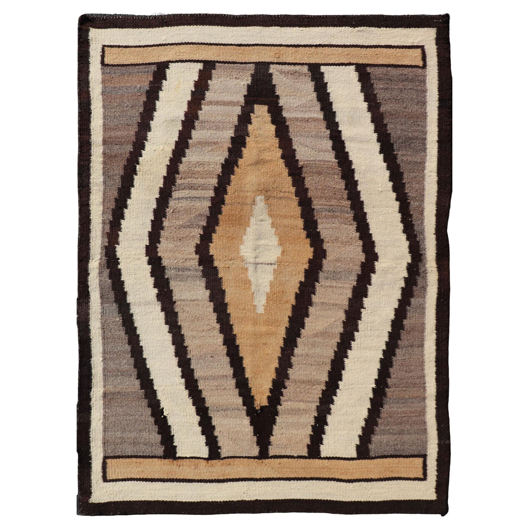 Kilim Navajo vintage des années 1940 avec motif de diamants tribaux dans des tons terreux