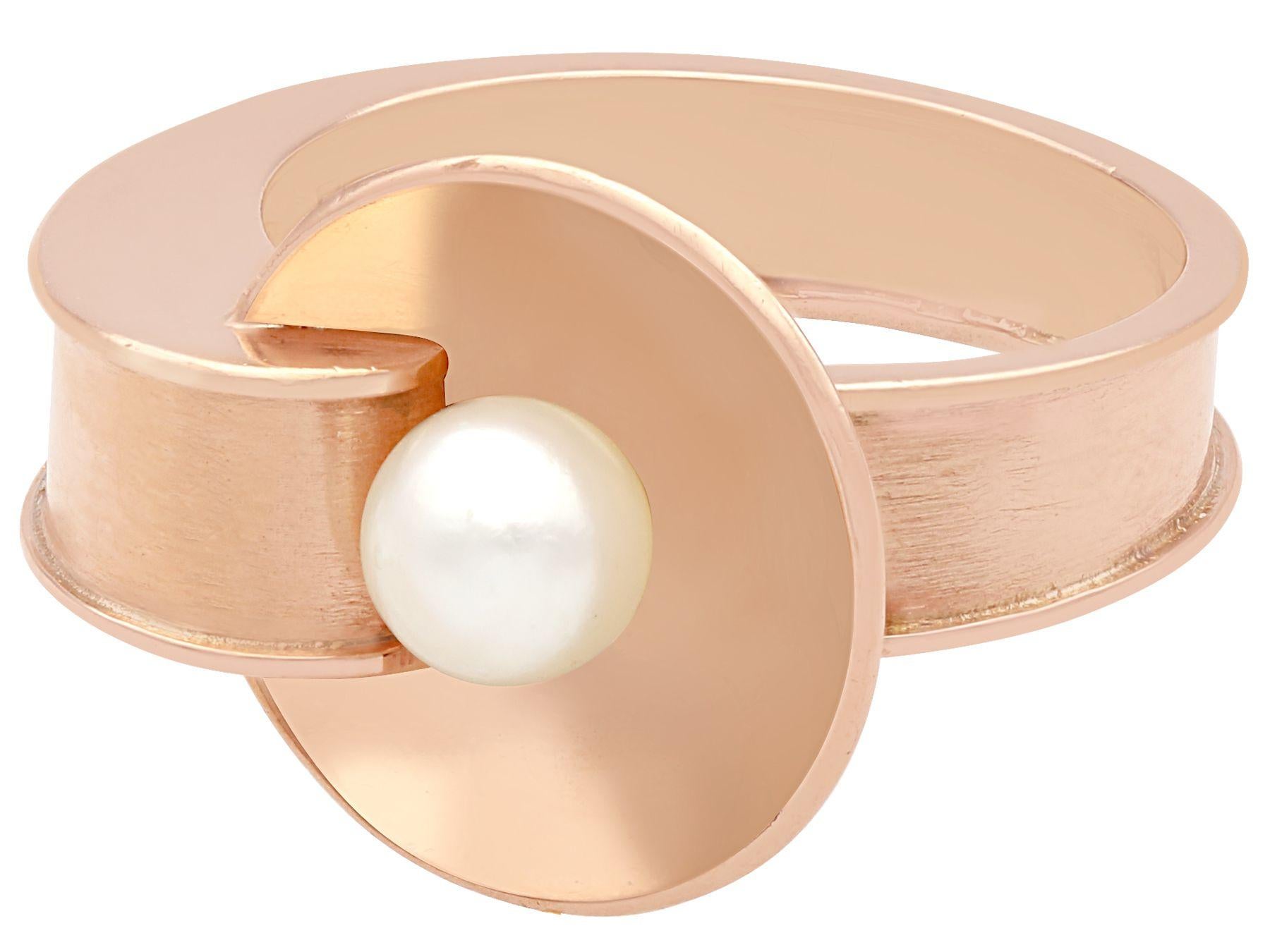 Round Cut 1940s Vintage Pearl and Rose Gold Ring For Sale
