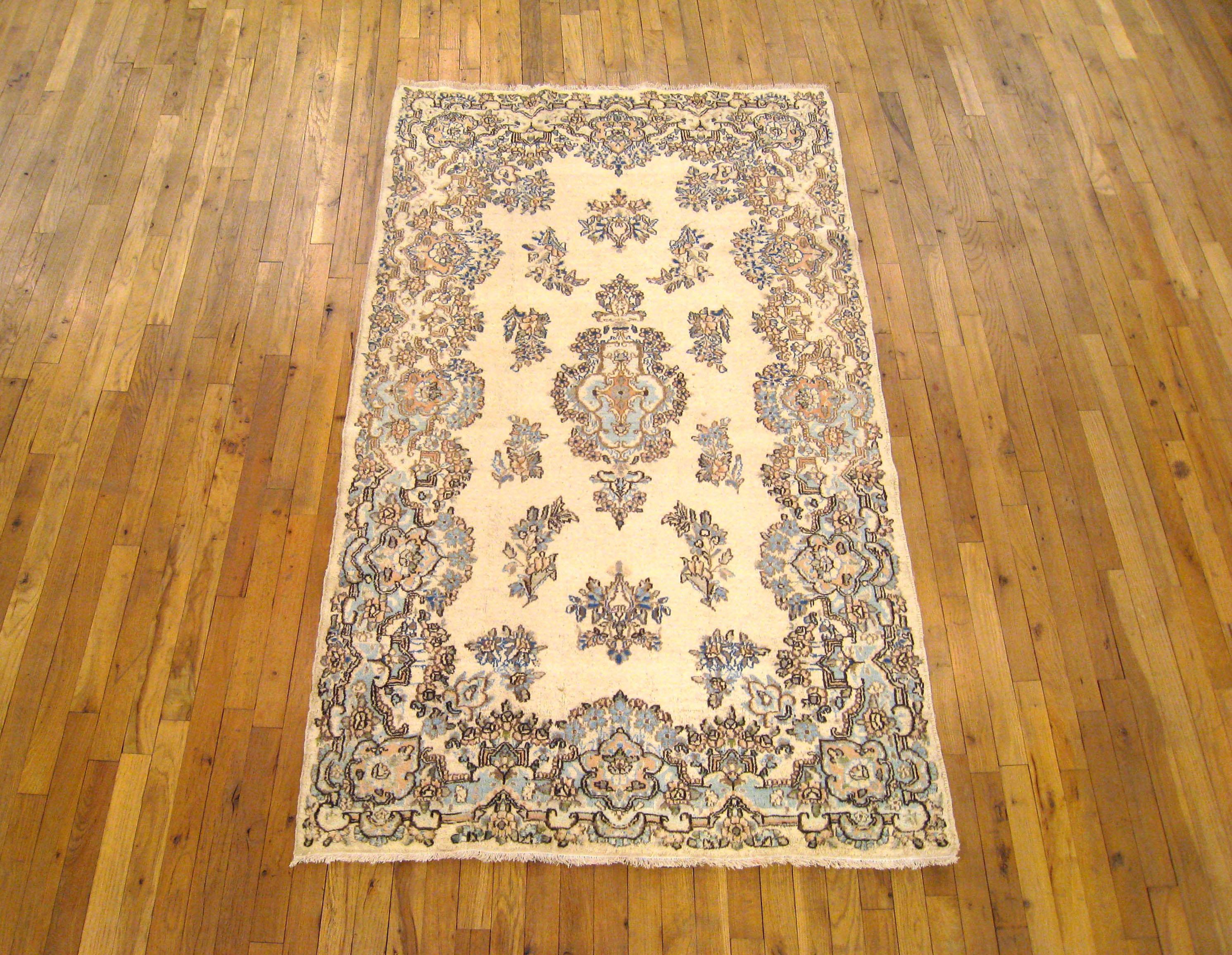 A vintage Persian Kerman Oriental rug, size 6'9