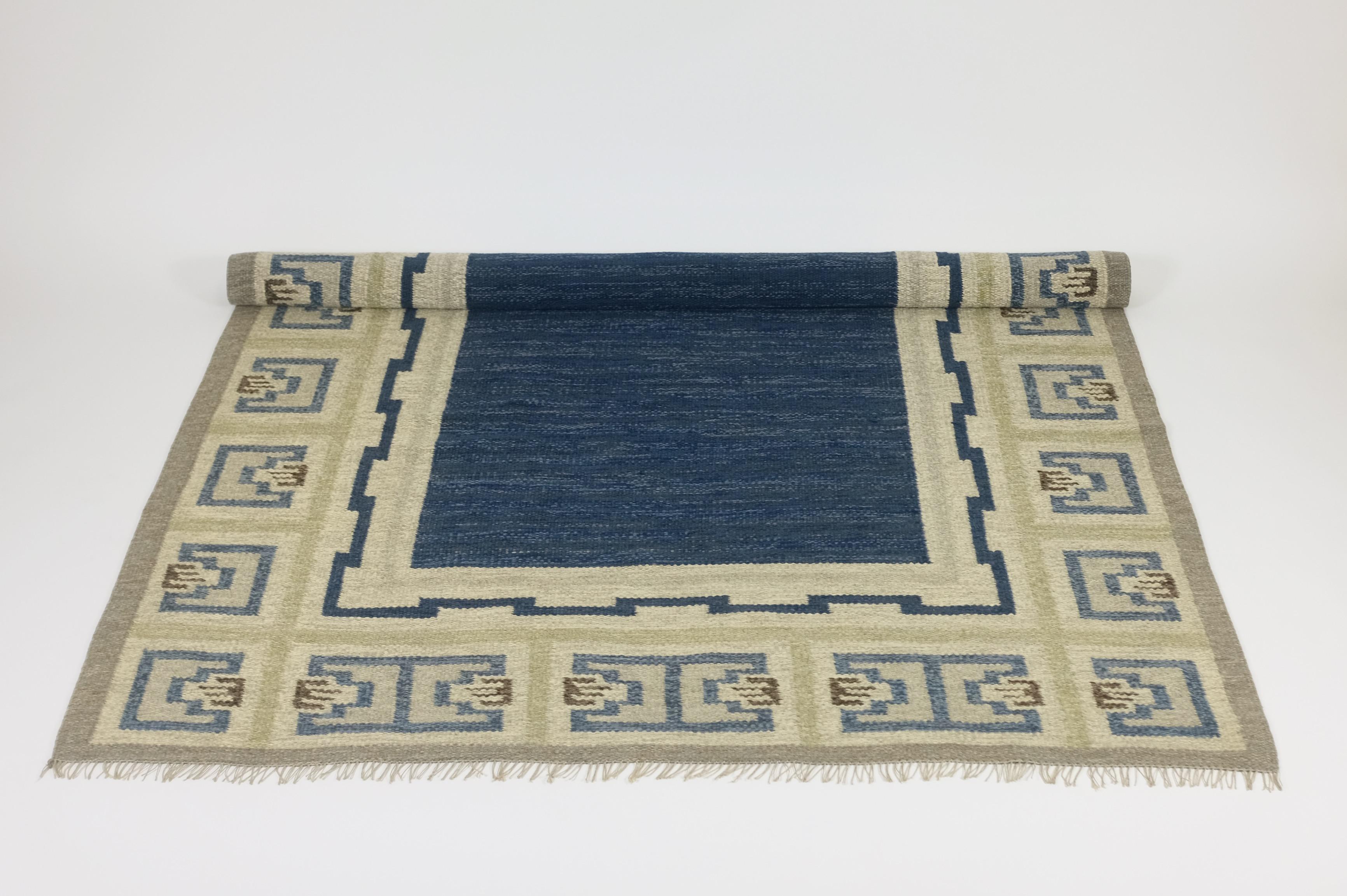 Rare tapis suédois des années 1940 par Aina Kånge. Magnifique motif de couleur bleu, vert et brun dans un style néo-grec sur un fond couleur sable. En très bon état vintage avec des franges restaurées et nettoyées professionnellement. 

Pays :