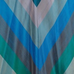 Abrigo largo o bata vintage de los años 40, de tafetán ligero, con rayas en forma de chevron en los colores del arcoíris