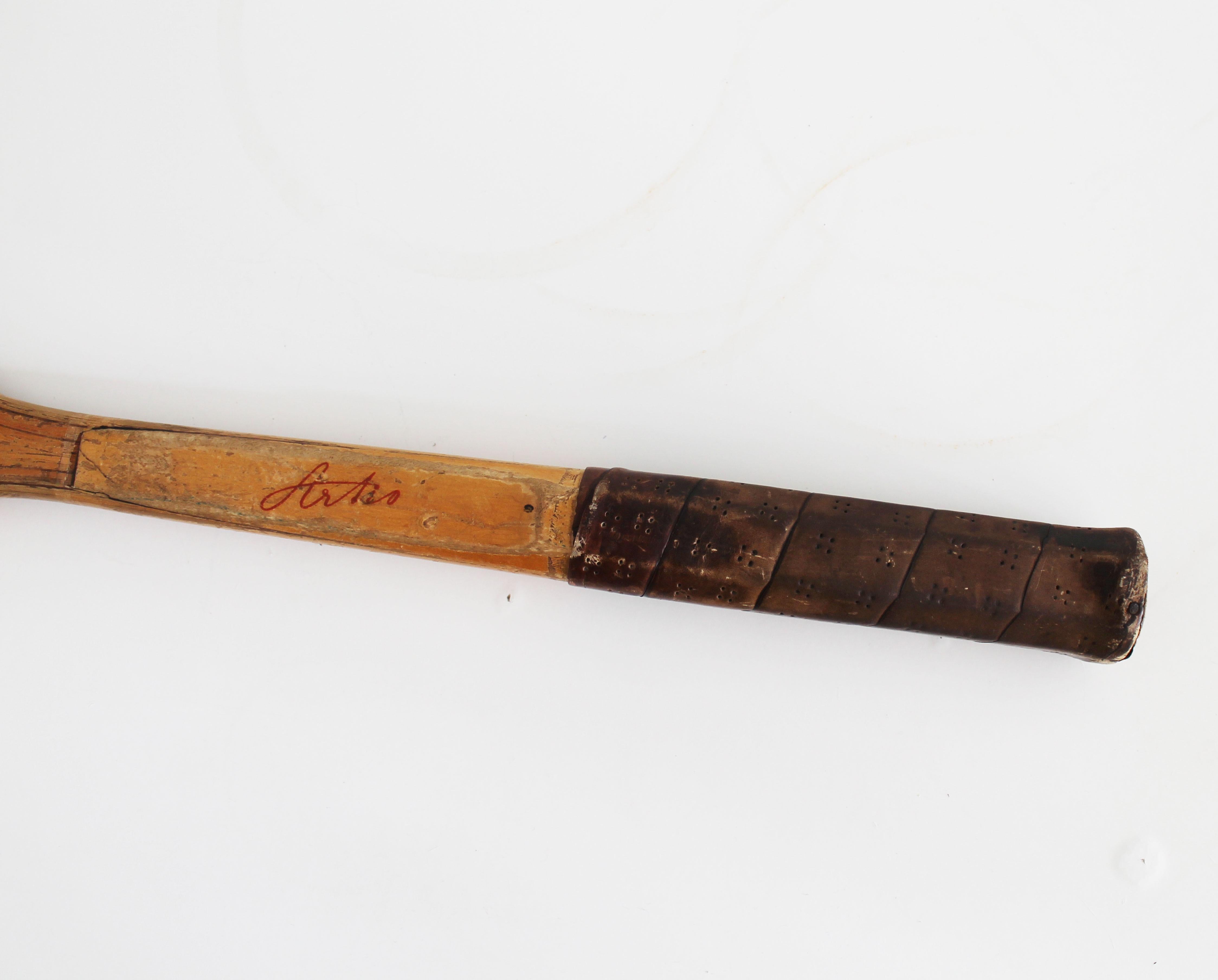 Se trata de una raqueta de tenis diseñada y fabricada por la empresa Artis en 1949, en Checoslovaquia. Artis era una de las marcas líderes en accesorios deportivos, produciendo principalmente palos de hockey, esquís y raquetas de tenis. Este modelo