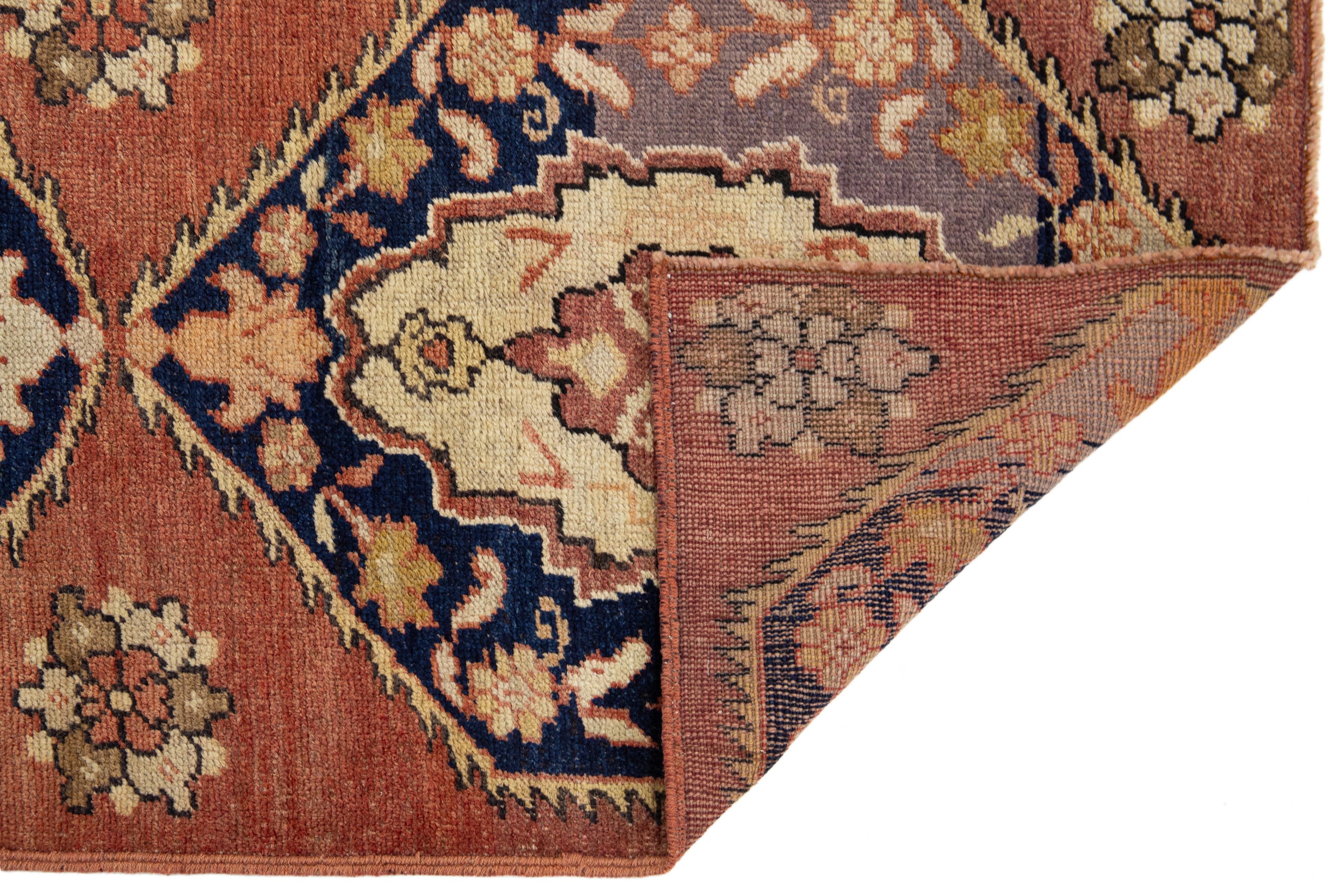 Mid-Century Modern Tapis de couloir traditionnel turc d'Anatolie des années 1940, couleur rouille en vente
