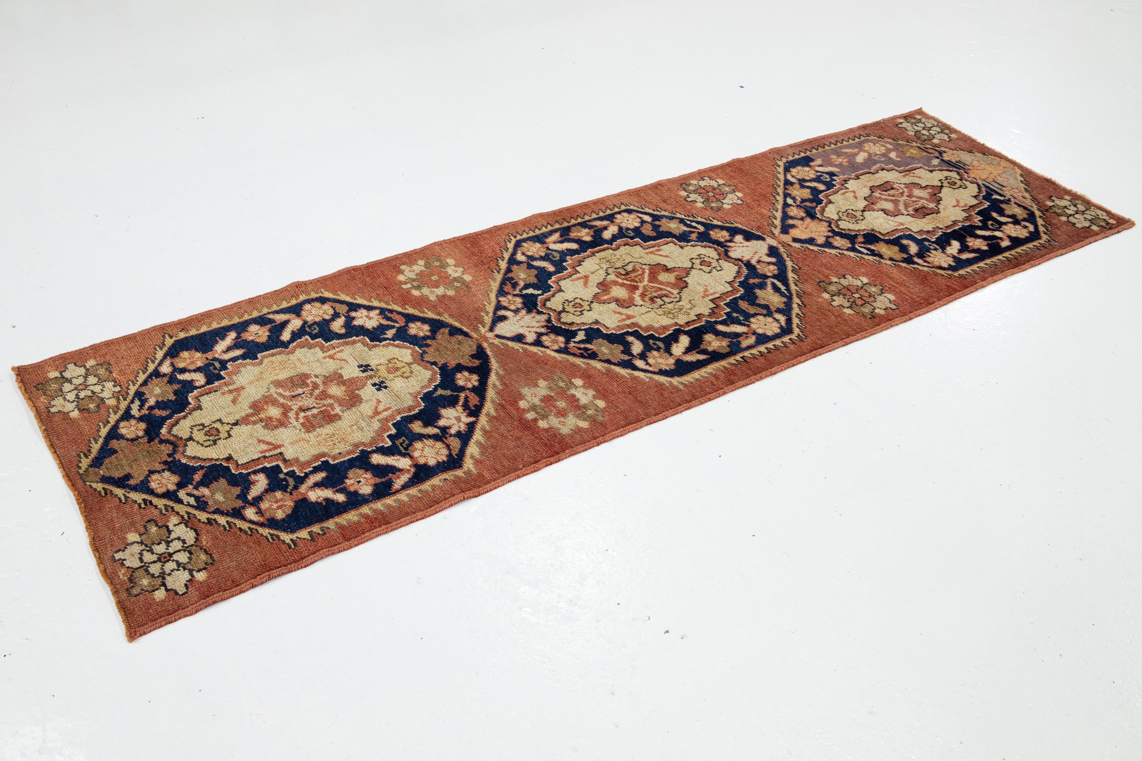 Turc Tapis de couloir traditionnel turc d'Anatolie des années 1940, couleur rouille en vente