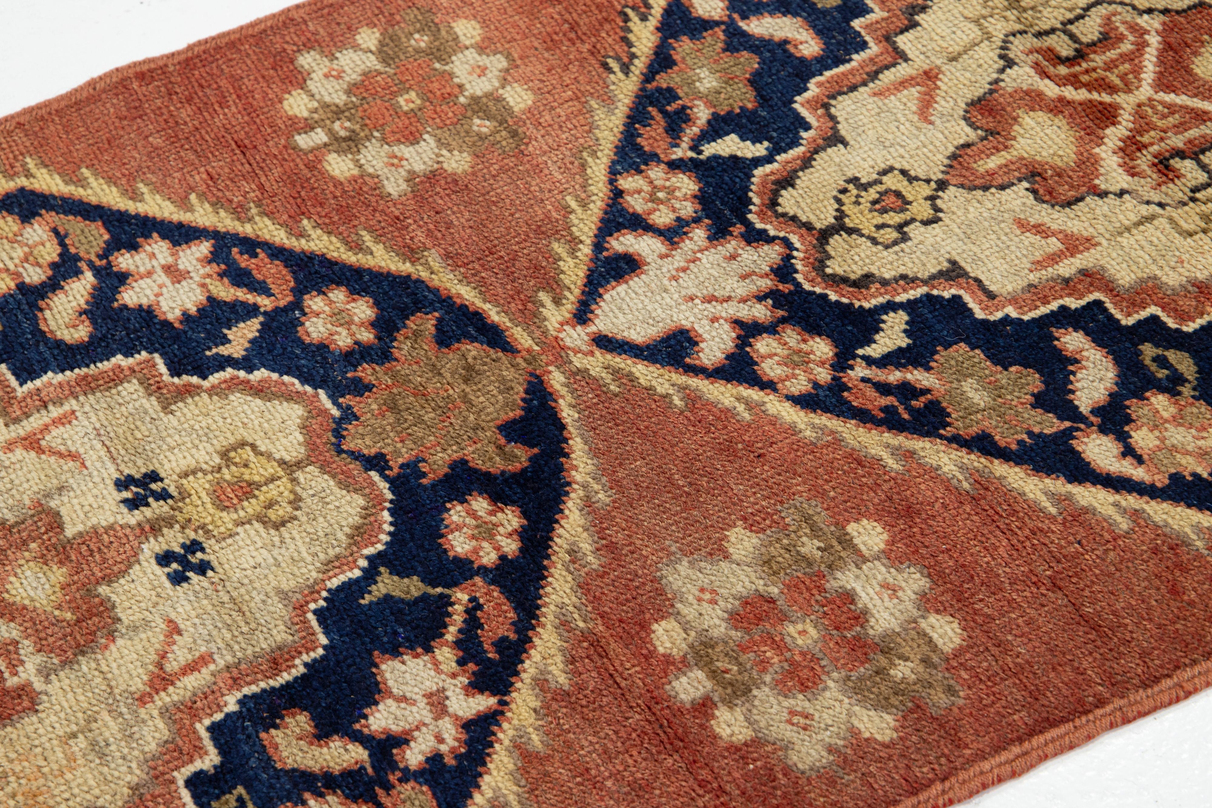 Noué à la main Tapis de couloir traditionnel turc d'Anatolie des années 1940, couleur rouille en vente