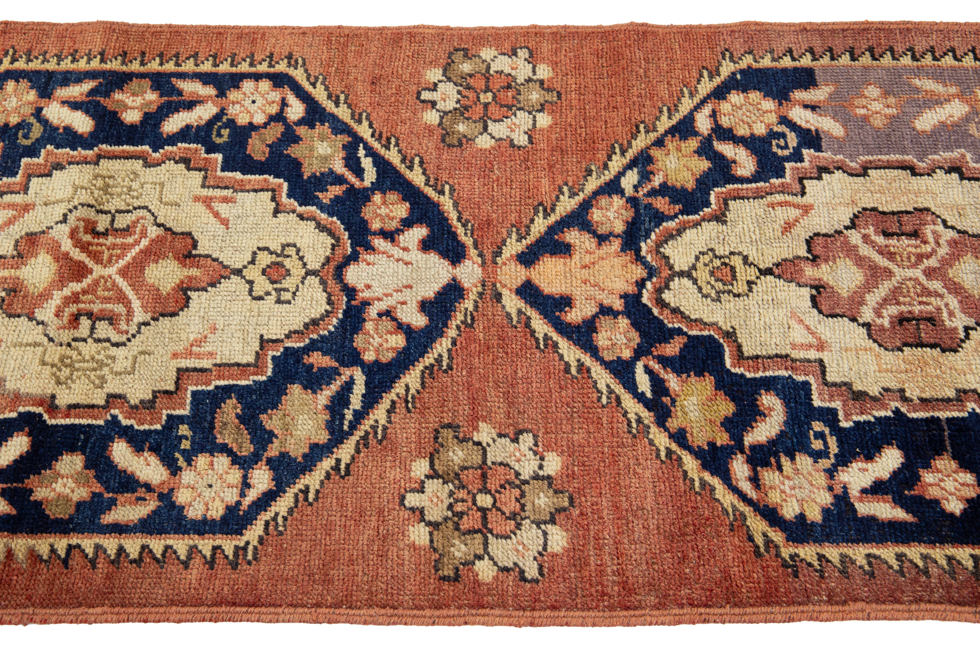 Tapis de couloir traditionnel turc d'Anatolie des années 1940, couleur rouille Excellent état - En vente à Norwalk, CT