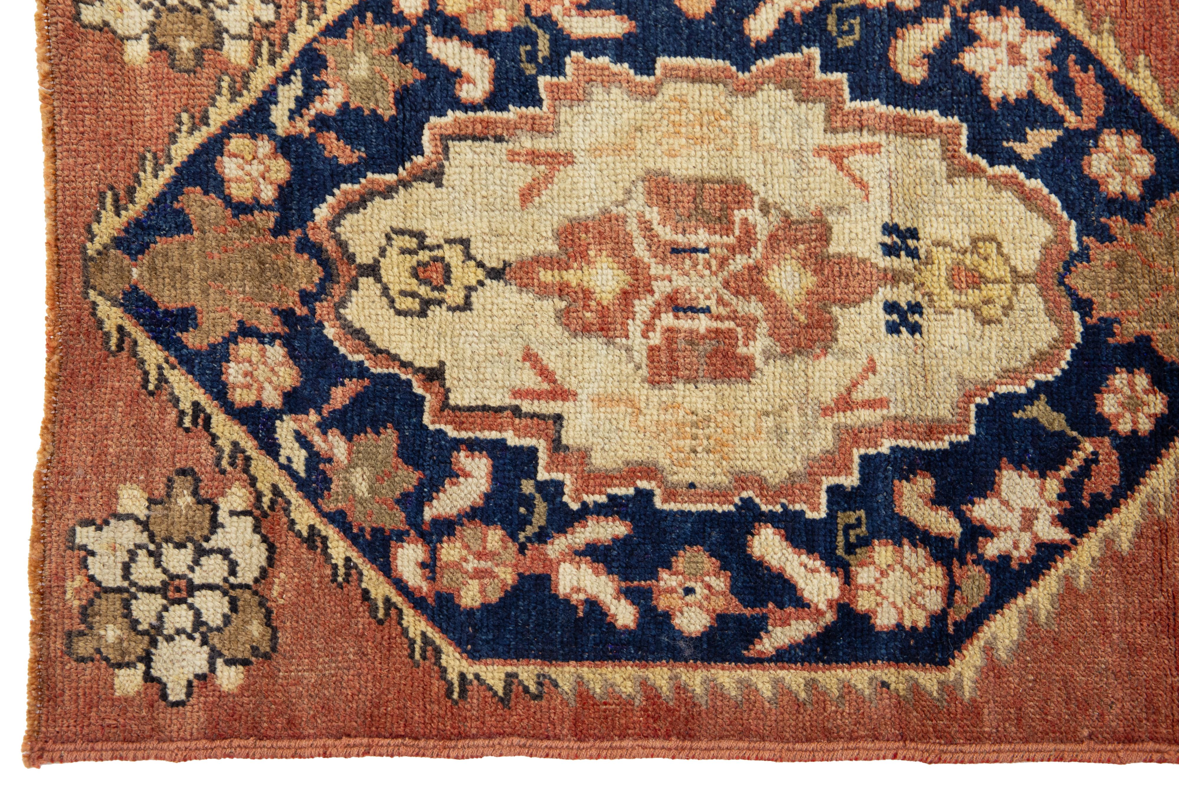 20ième siècle Tapis de couloir traditionnel turc d'Anatolie des années 1940, couleur rouille en vente