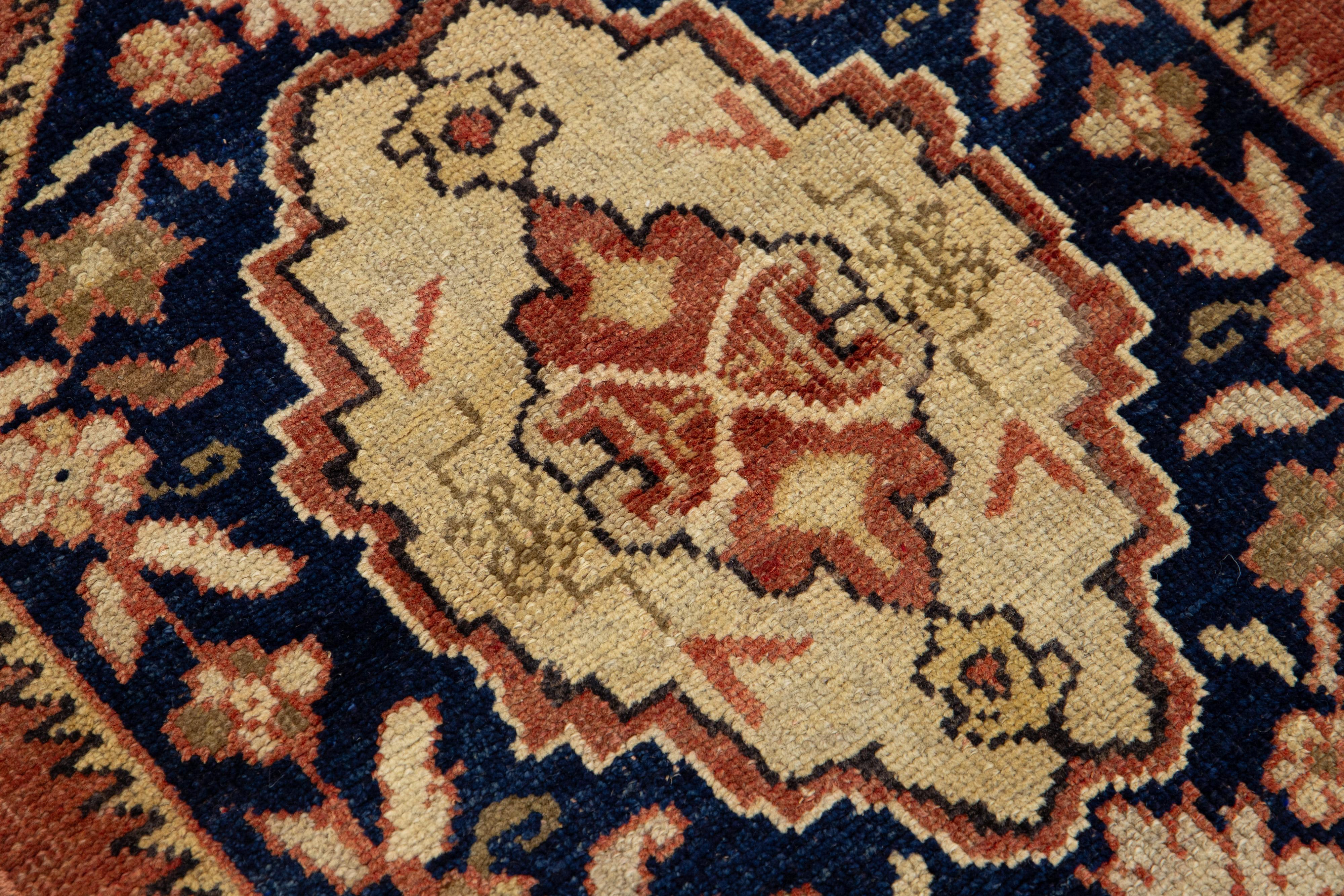 Laine Tapis de couloir traditionnel turc d'Anatolie des années 1940, couleur rouille en vente