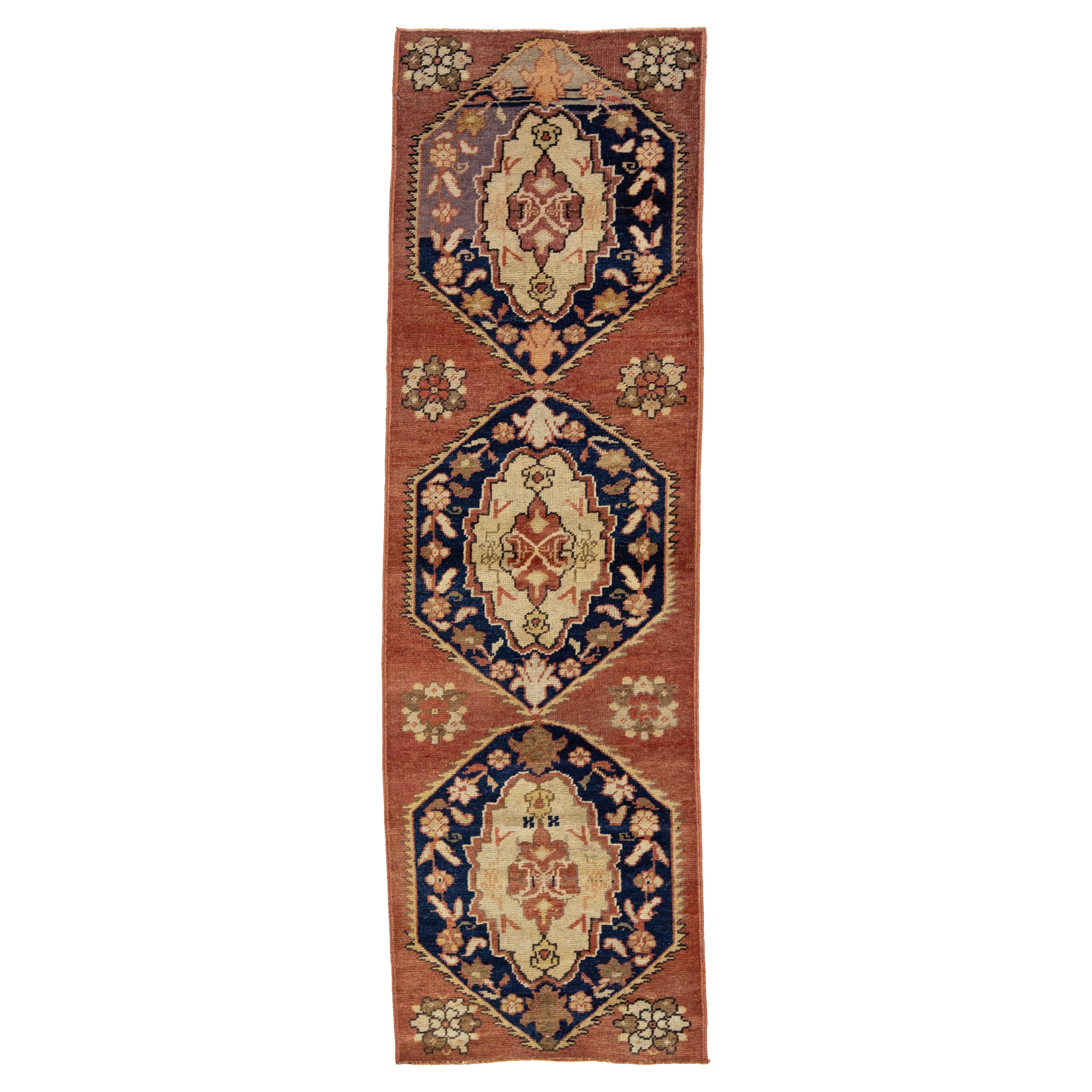 Tapis de couloir traditionnel turc d'Anatolie des années 1940, couleur rouille en vente