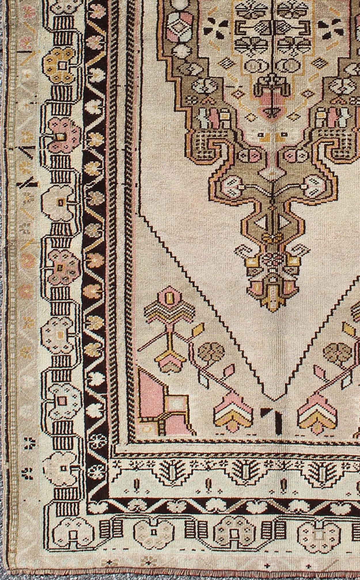 Türkischer Oushak-Teppich mit geometrischem Stammes-Medaillon-Design, Vintage (Handgeknüpft) im Angebot