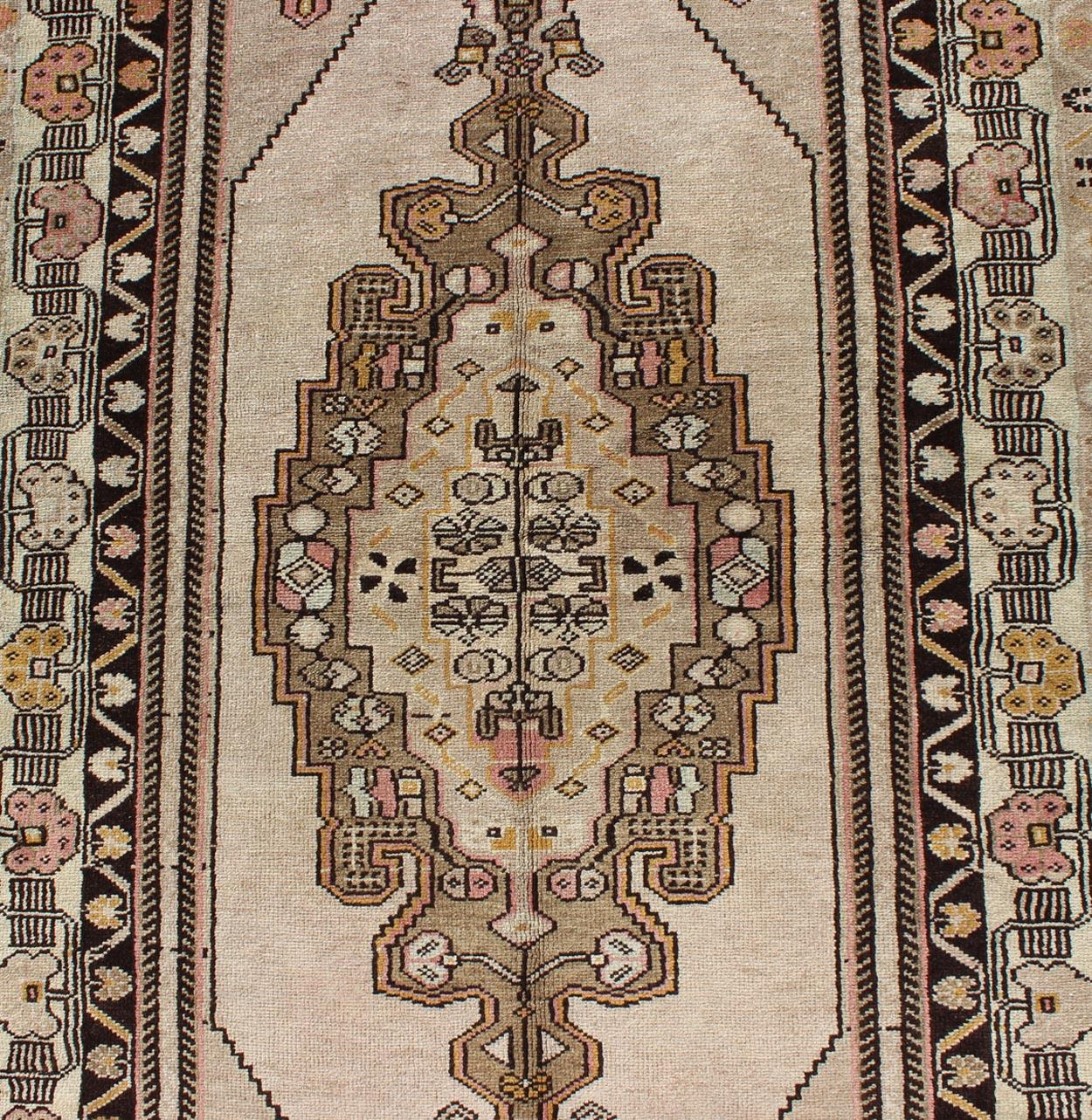 Türkischer Oushak-Teppich mit geometrischem Stammes-Medaillon-Design, Vintage im Zustand „Hervorragend“ im Angebot in Atlanta, GA