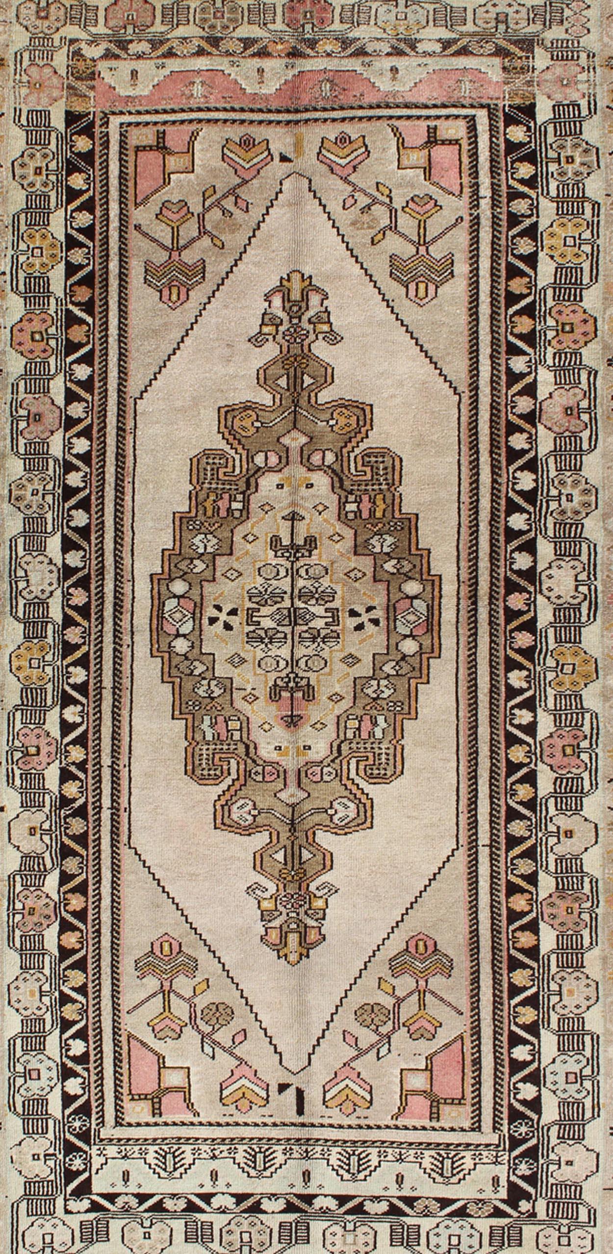 Türkischer Oushak-Teppich mit geometrischem Stammes-Medaillon-Design, Vintage (Mitte des 20. Jahrhunderts) im Angebot