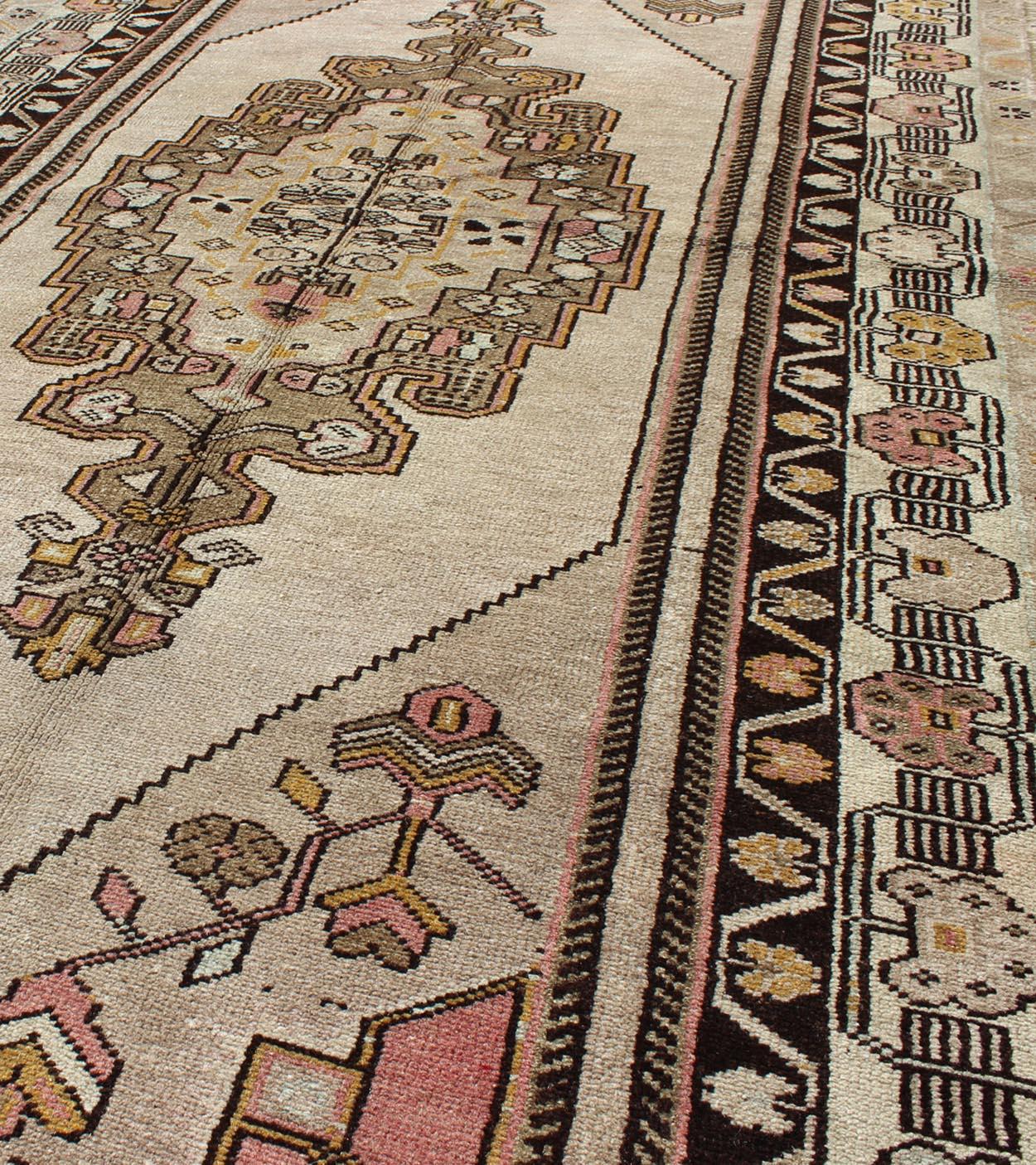 Türkischer Oushak-Teppich mit geometrischem Stammes-Medaillon-Design, Vintage (Wolle) im Angebot