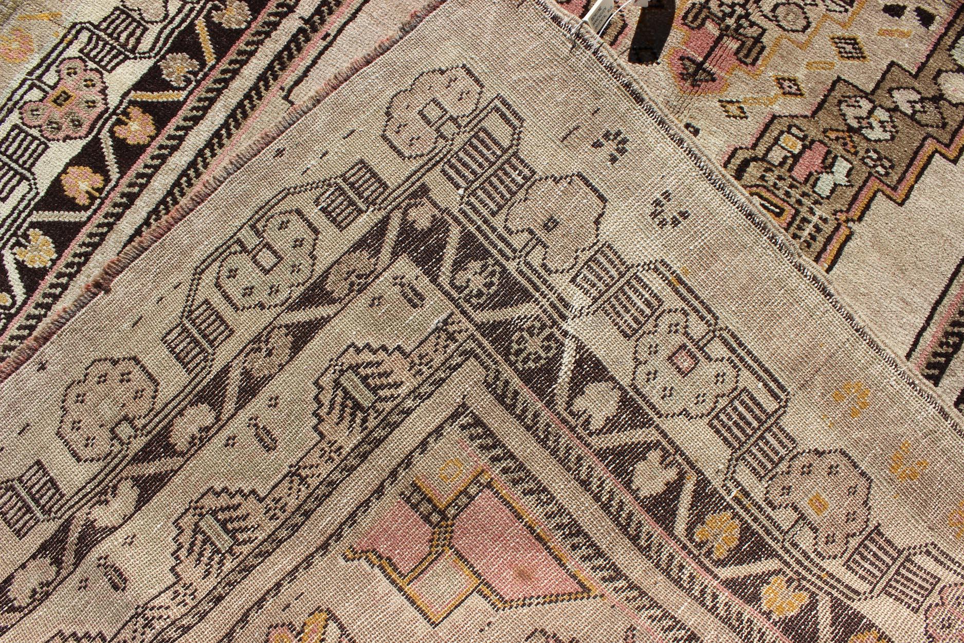 Türkischer Oushak-Teppich mit geometrischem Stammes-Medaillon-Design, Vintage im Angebot 1