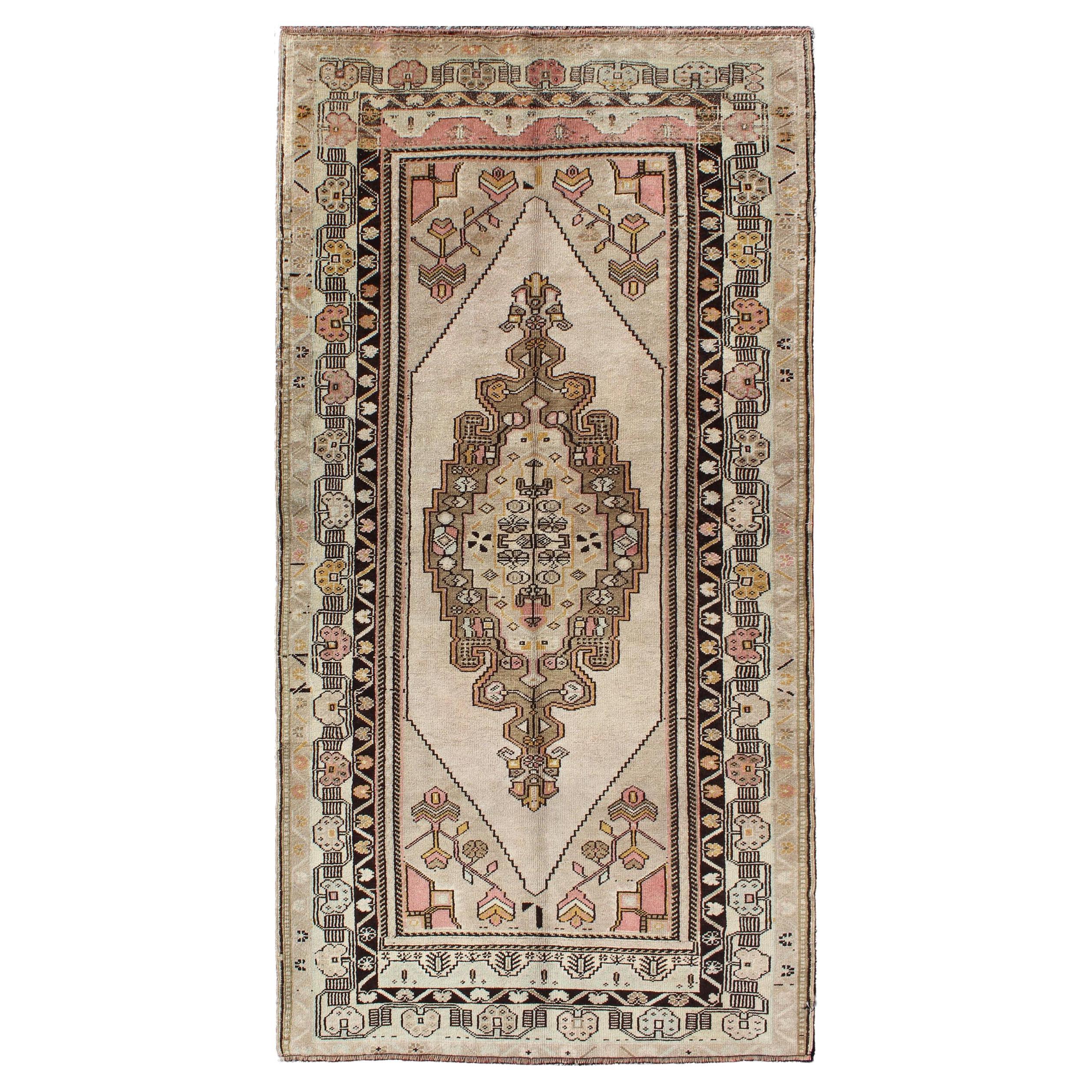 Türkischer Oushak-Teppich mit geometrischem Stammes-Medaillon-Design, Vintage im Angebot