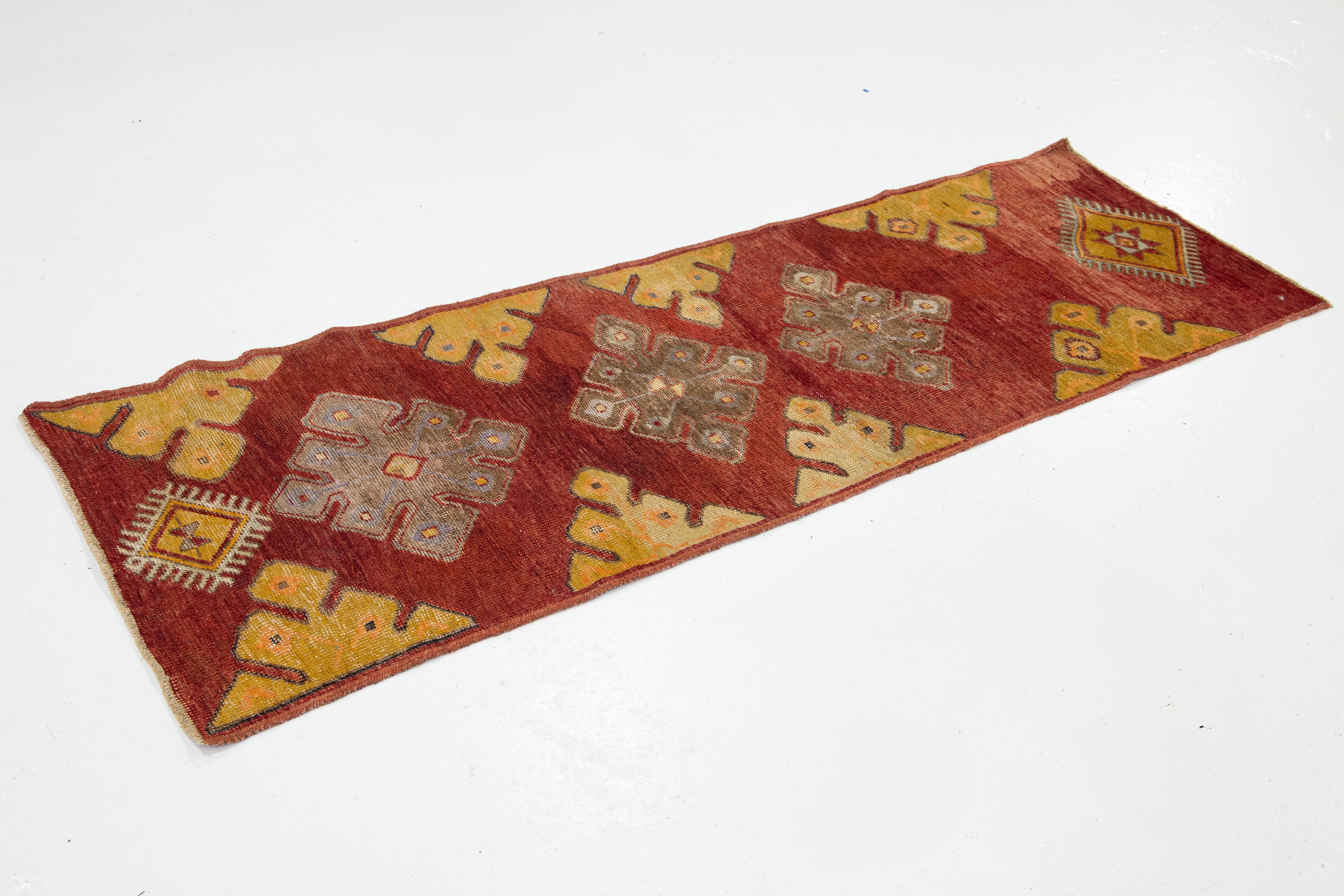 1940er Jahre Vintage Türkischer Anatolischer Woll-Läufer aus der Türkei in Rot mit Stammesmotiv (Moderne der Mitte des Jahrhunderts) im Angebot