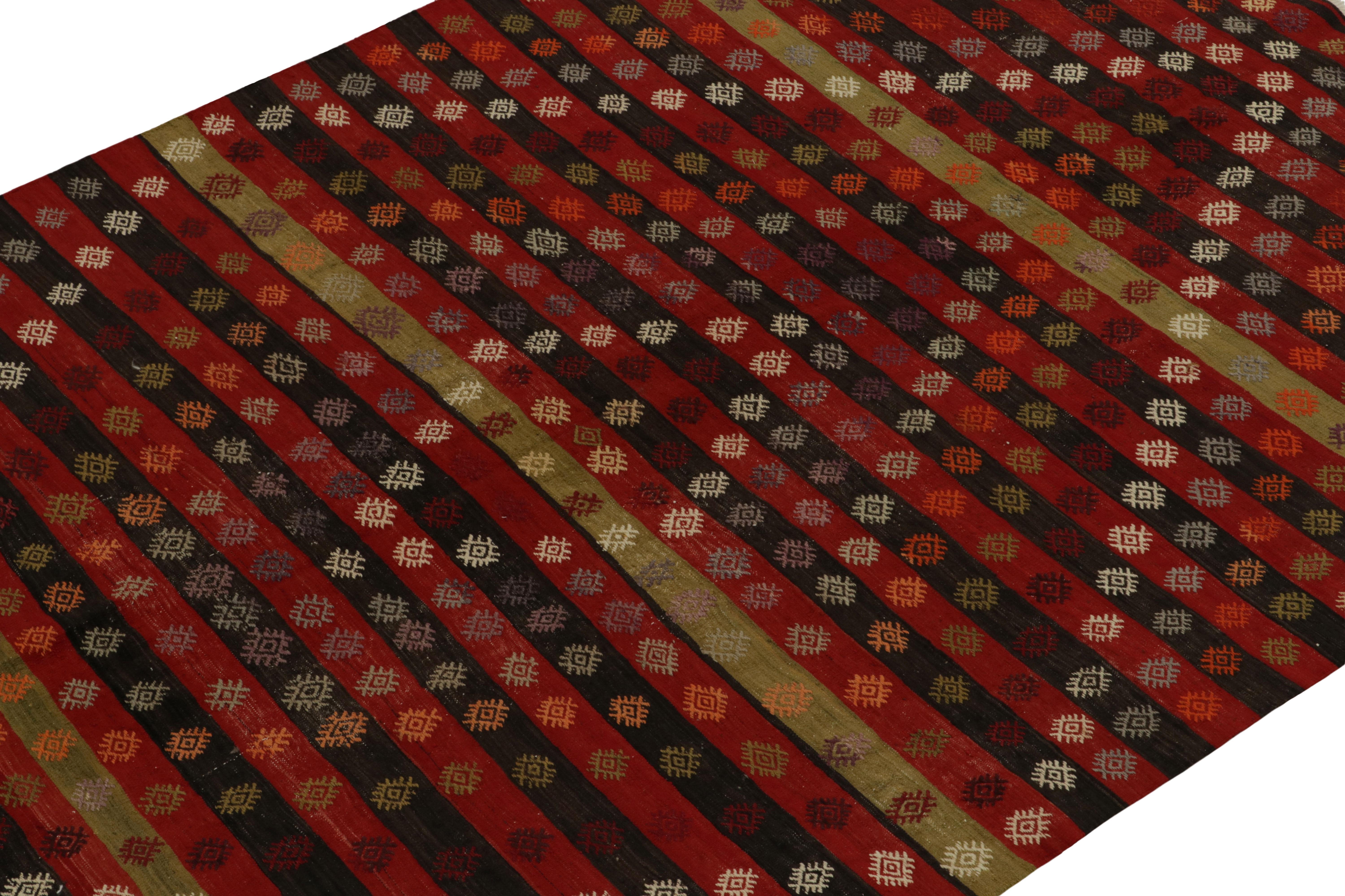 Türkischer Kelim aus den 1940er Jahren mit roten, weißen geometrischen Mustern von Teppich & Kelim im Zustand „Gut“ im Angebot in Long Island City, NY