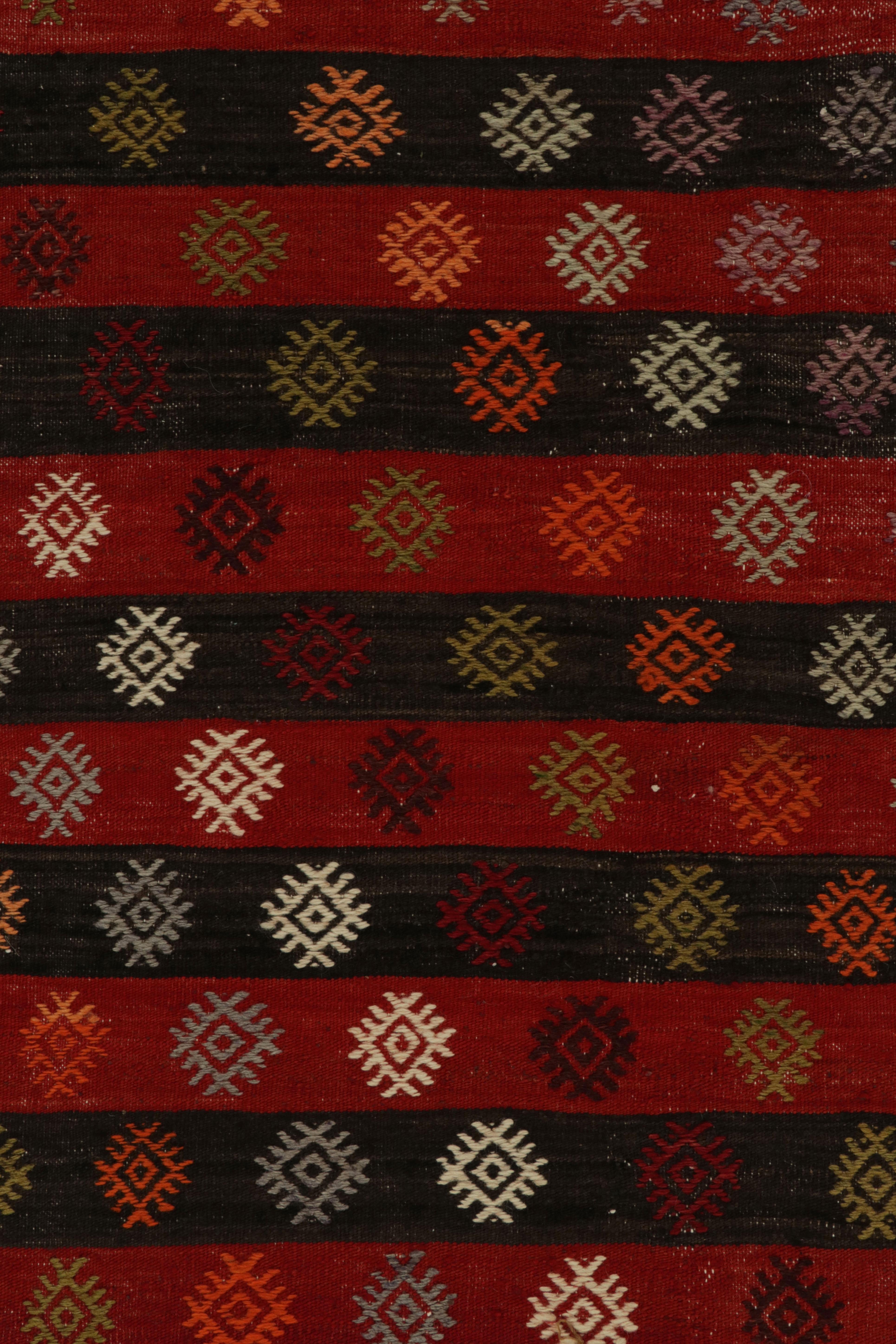 Türkischer Kelim aus den 1940er Jahren mit roten, weißen geometrischen Mustern von Teppich & Kelim (Mitte des 20. Jahrhunderts) im Angebot