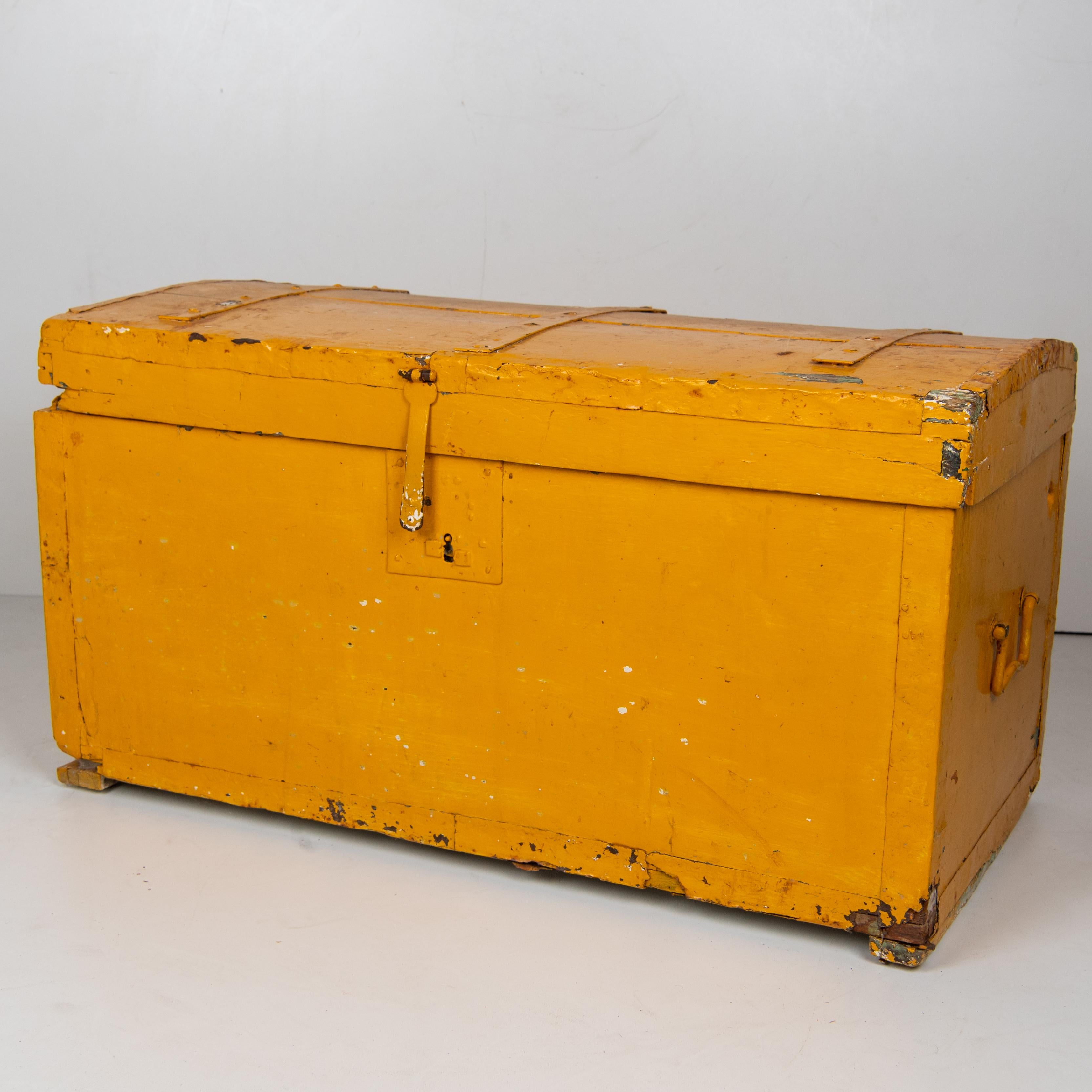 A cosy 1940s yellow trunk with opening top. Beautiful signs of time.