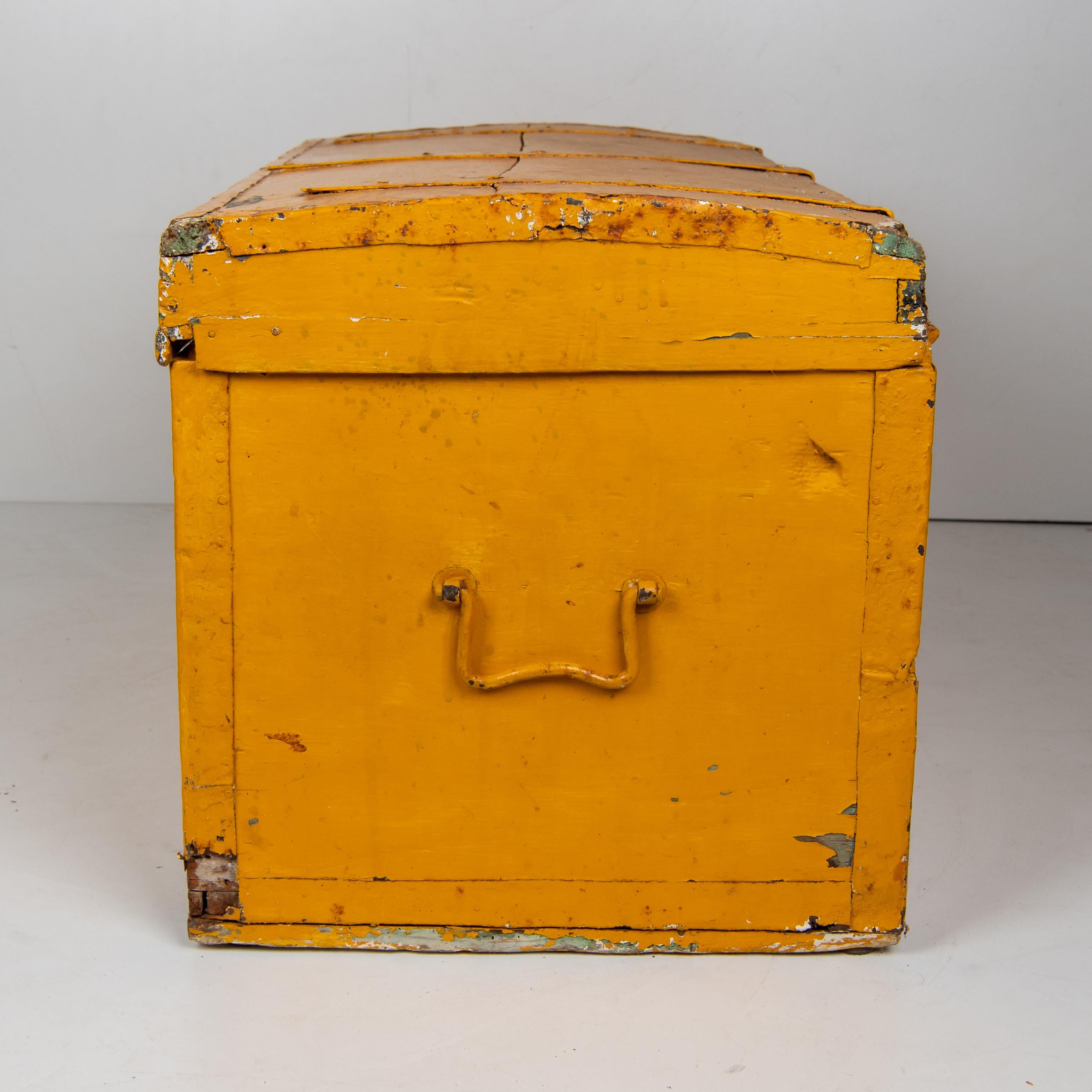 1940s Vintage Yellow Trunk In Good Condition In Ceglie Messapica, IT