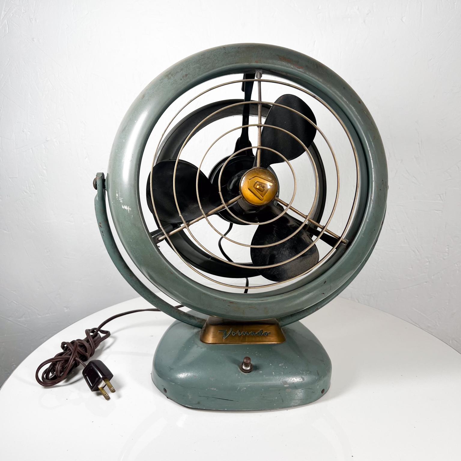1940s Vornado vintage antique electric fan powerful and silent.
Art Deco era electric green desk tabletop fan
modern industrial design.
16 tall x 16 d x 24 w
Preowned original vintage condition.
Refer to images.