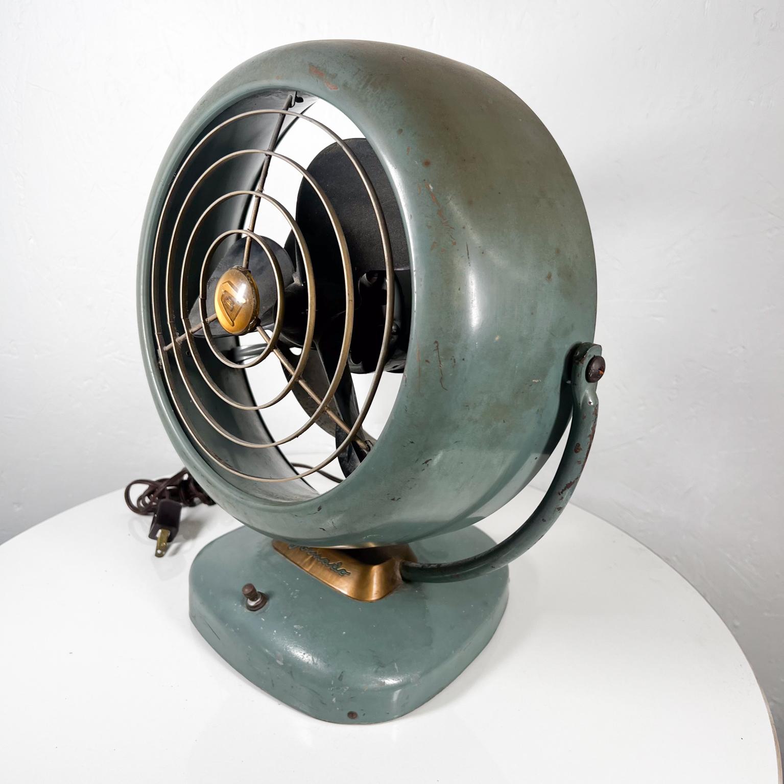 1940s Vornado Antique Electric Green Metal Desk Table Fan In Good Condition In Chula Vista, CA