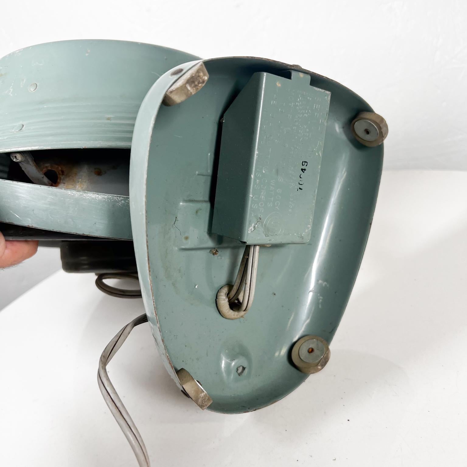 1940s Vornado Vintage Electric Green Desk Tabletop Fan 4