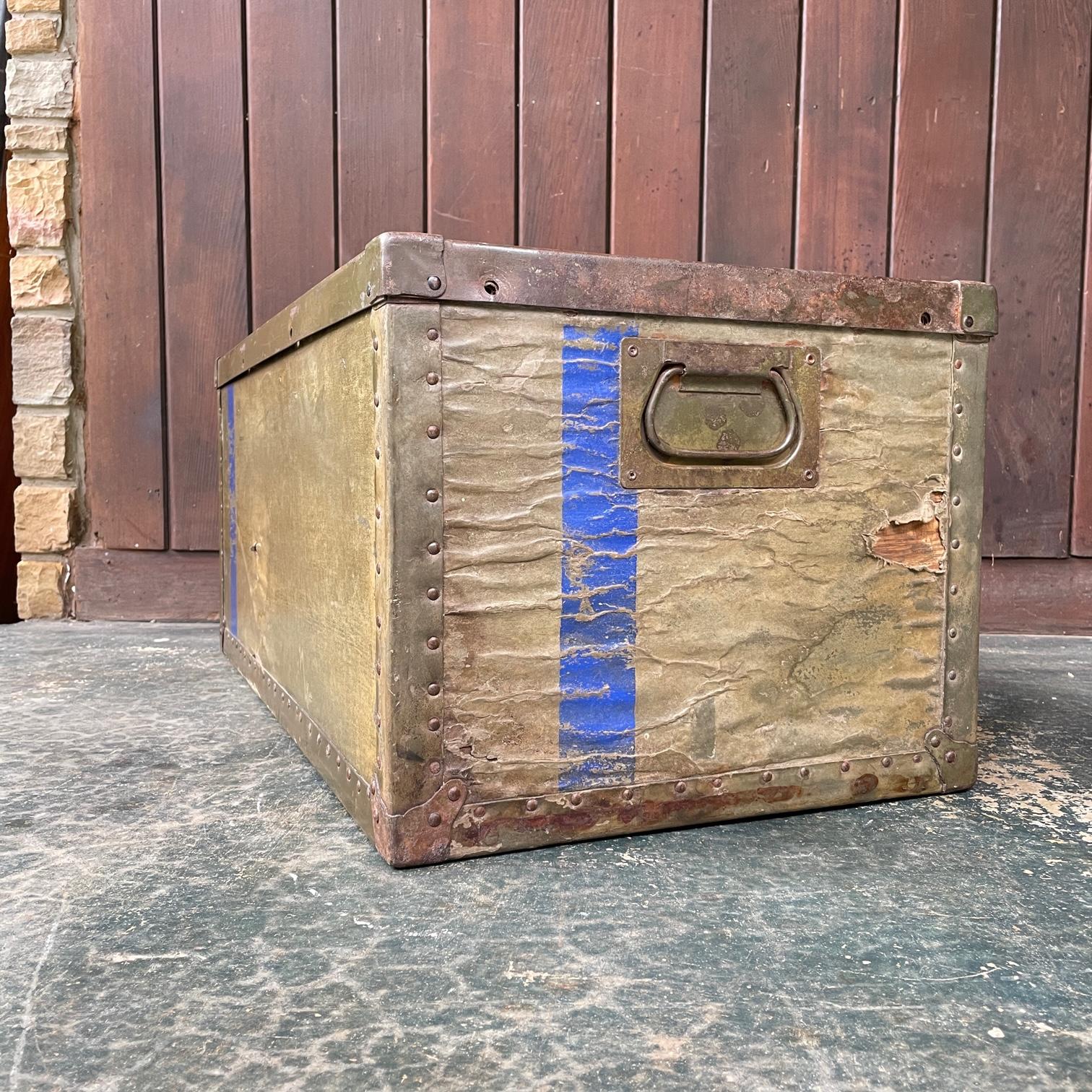 1940s Vulcanized US Air Force Ships Trunk Box Table Pedestal Retail Display For Sale 4